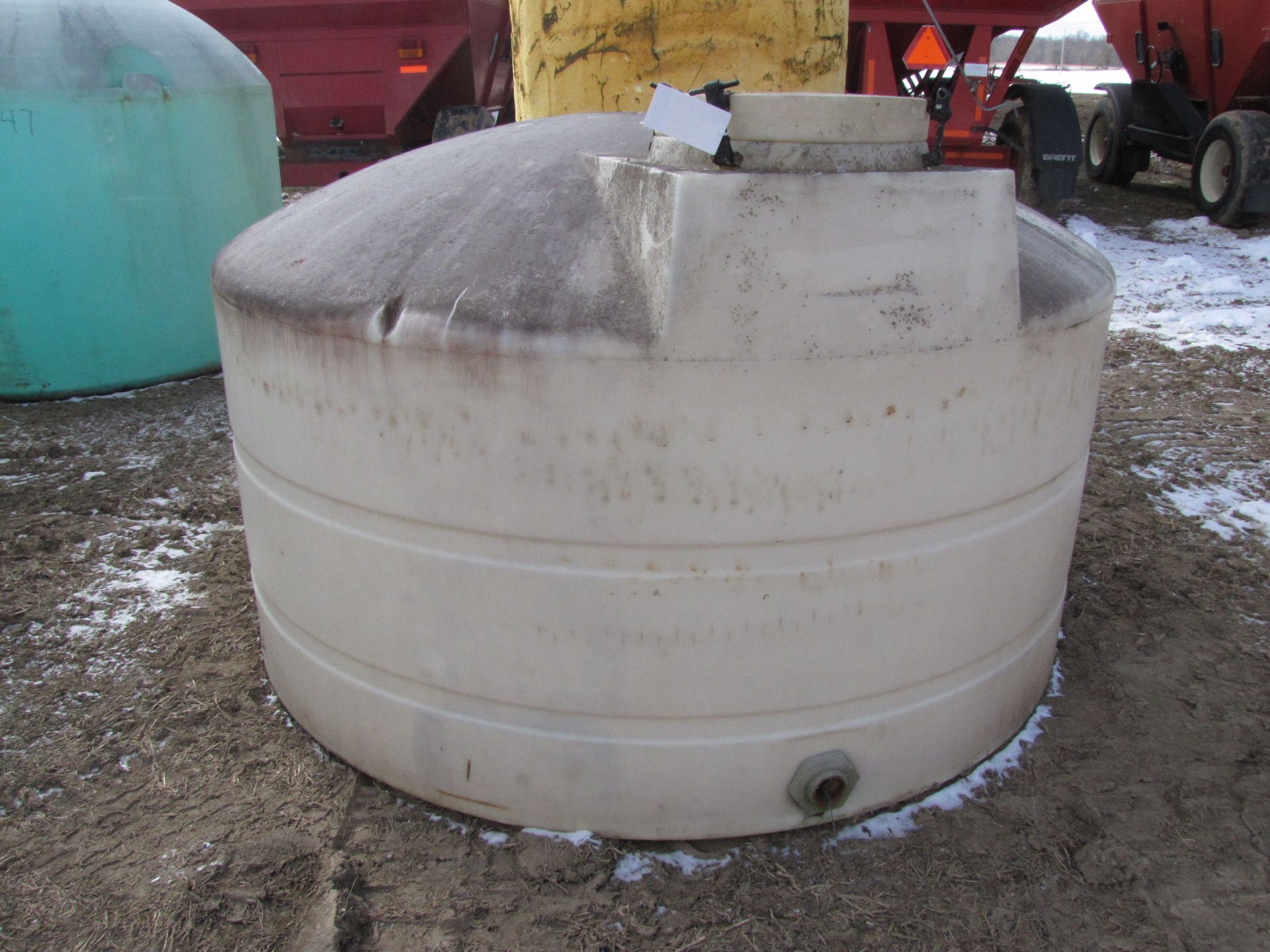 1,200 gallon flat bottom poly tank