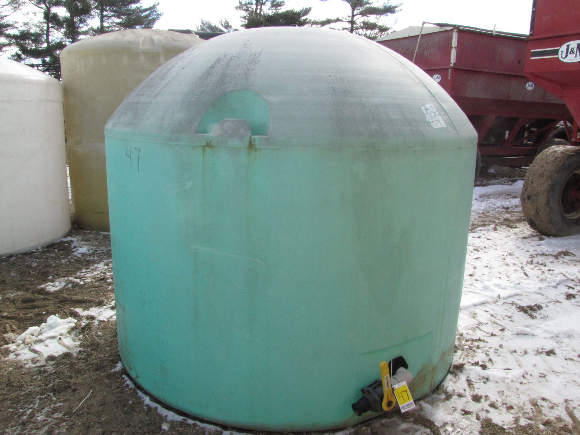 1,650 gallon flat bottom poly tank - Image 2 of 3