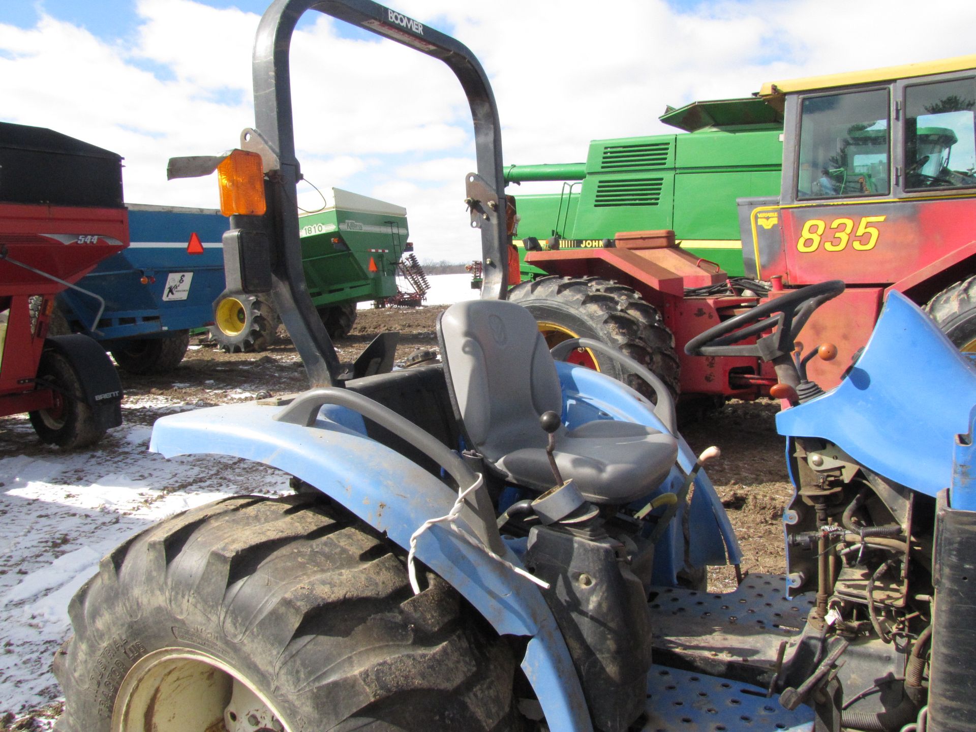 New Holland T2310 tractor w/ 250TL loader - Image 12 of 42