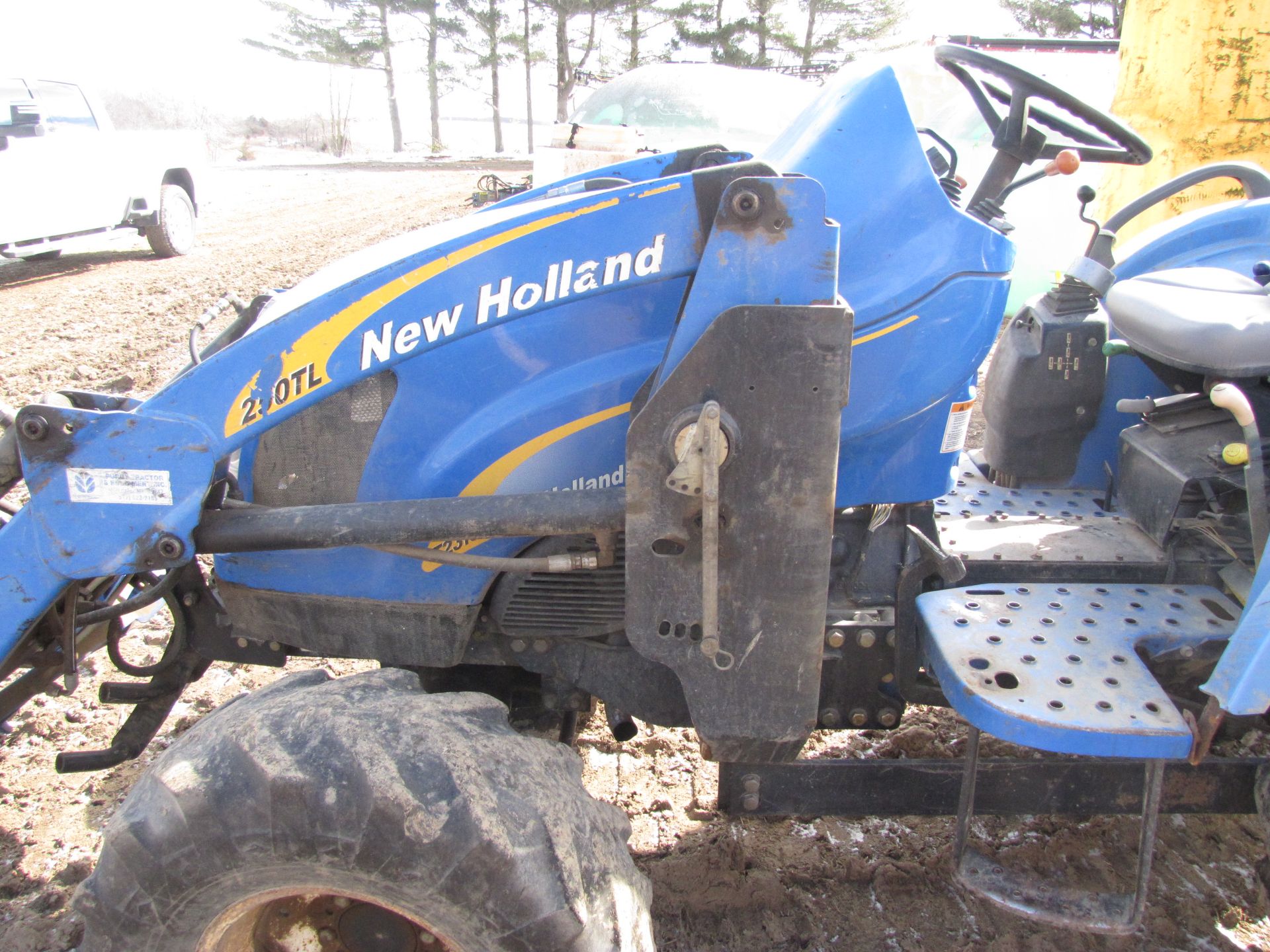 New Holland T2310 tractor w/ 250TL loader - Image 21 of 42