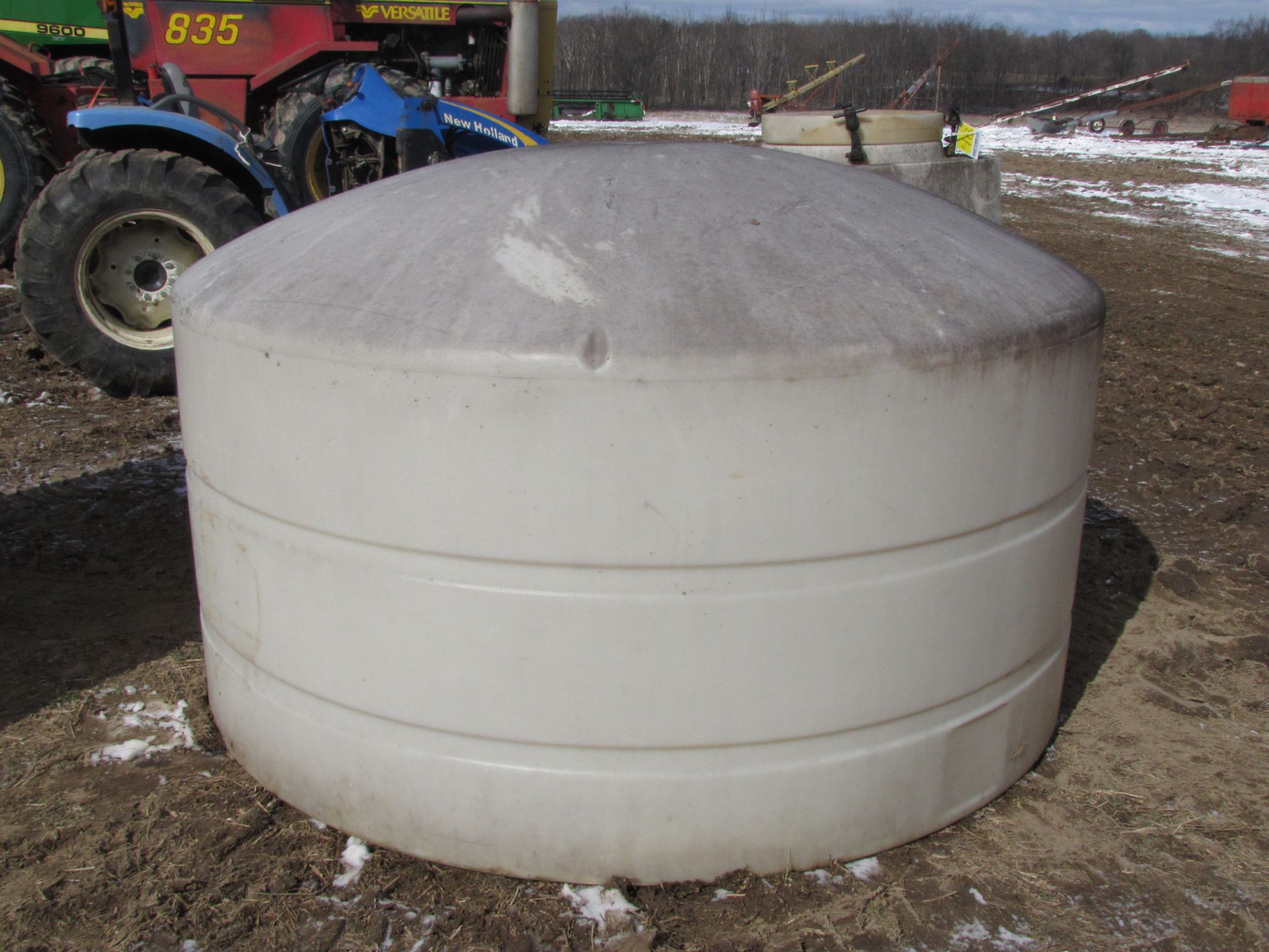 1,200 gallon flat bottom poly tank - Image 2 of 5