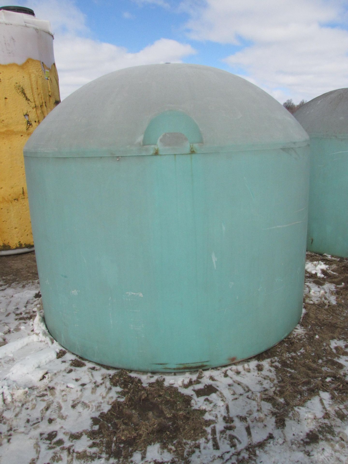 1,650 gallon flat bottom poly tank