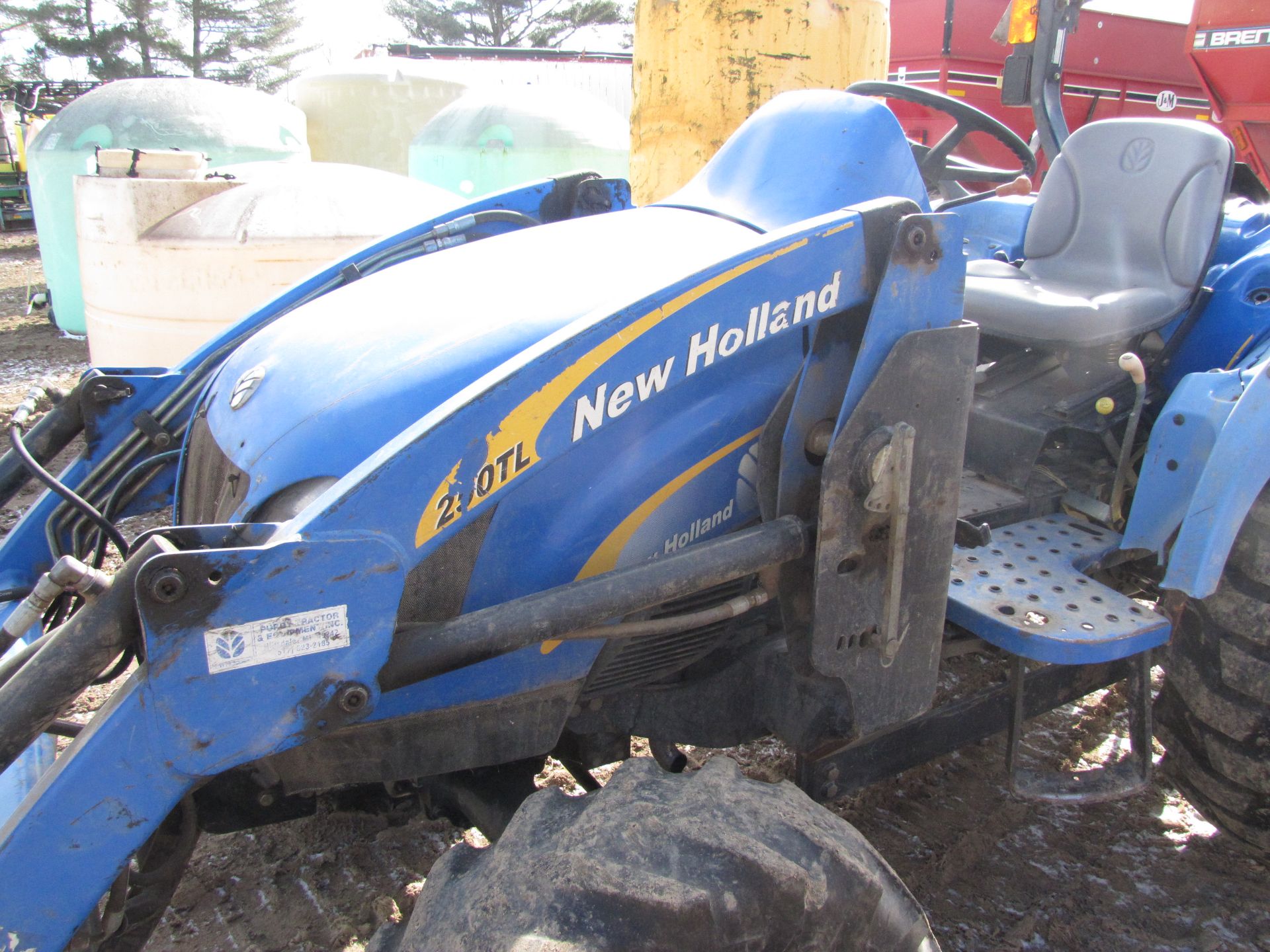New Holland T2310 tractor w/ 250TL loader - Image 19 of 42