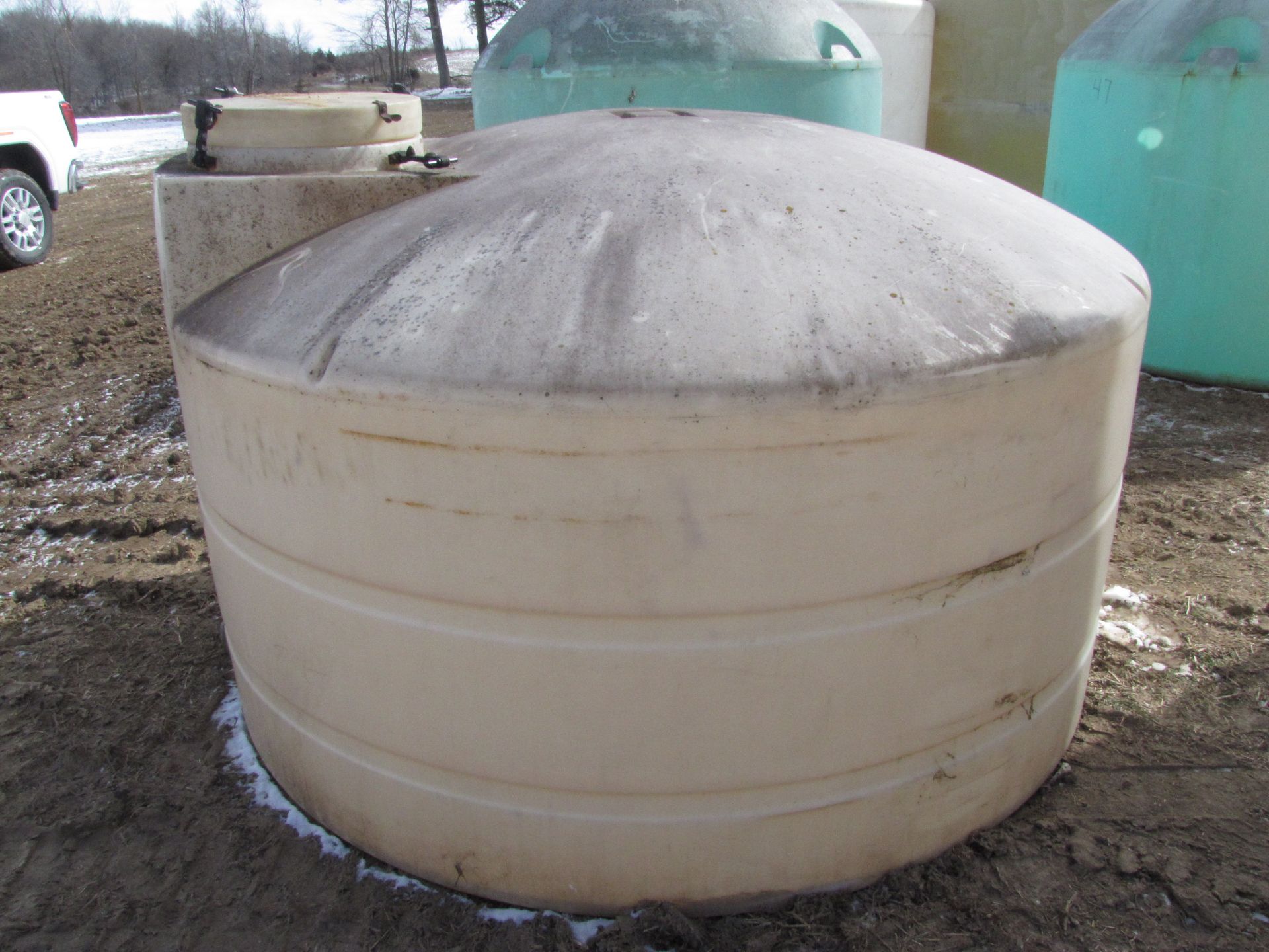 1,200 gallon flat bottom poly tank - Image 3 of 5