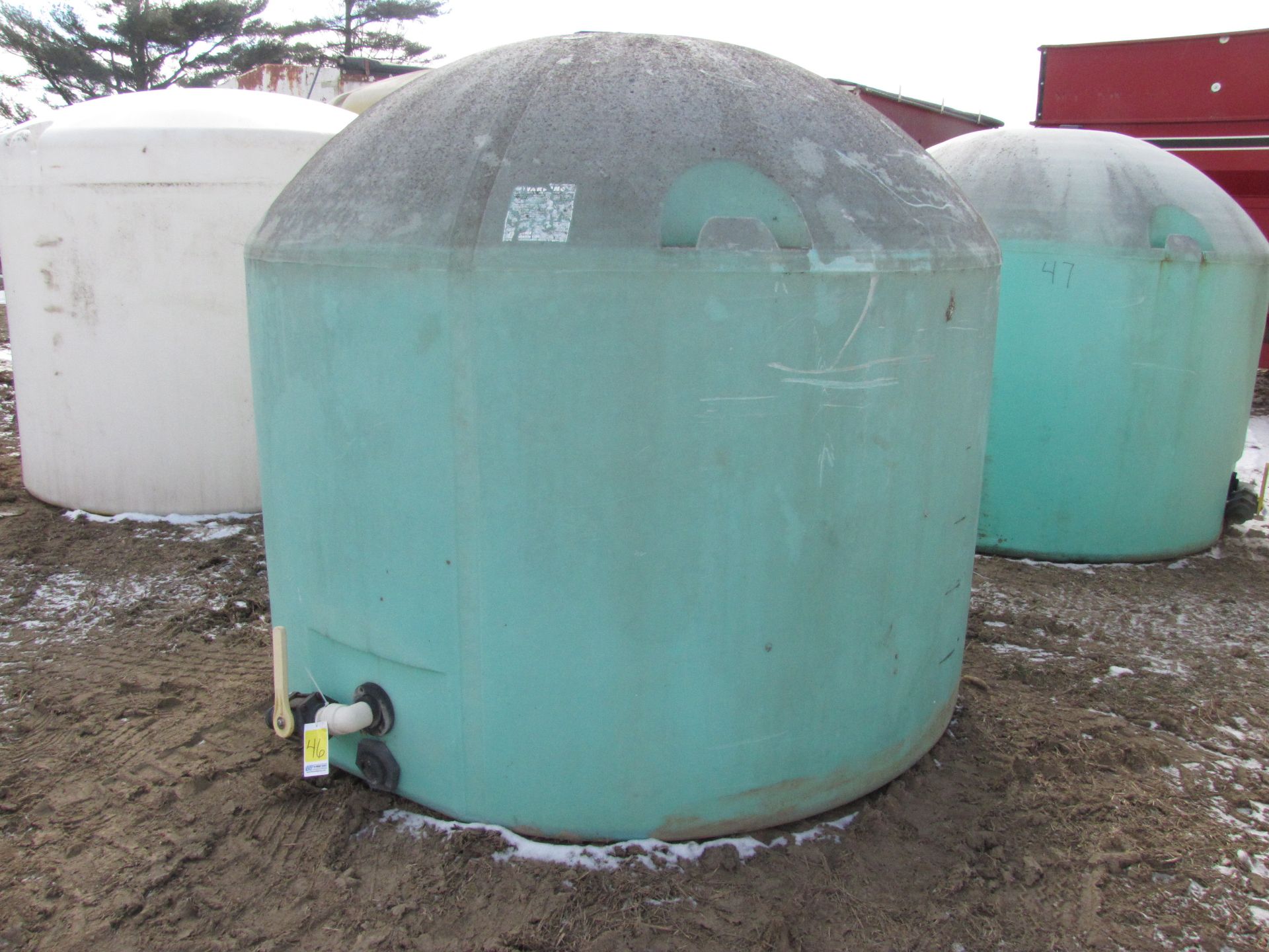 1,650 gallon flat bottom poly tank