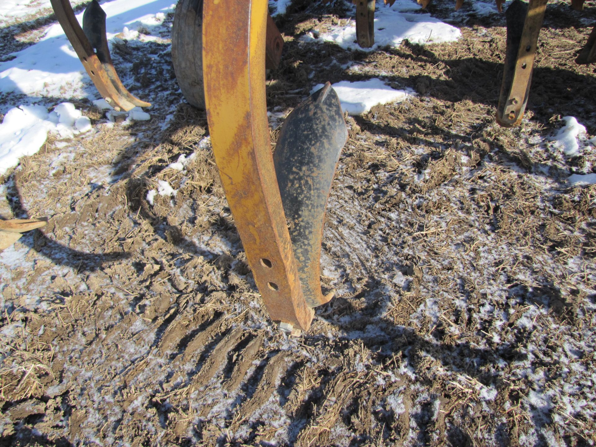 8-shank Kewanee 580 Conser-vator disc chisel plow - Image 20 of 20