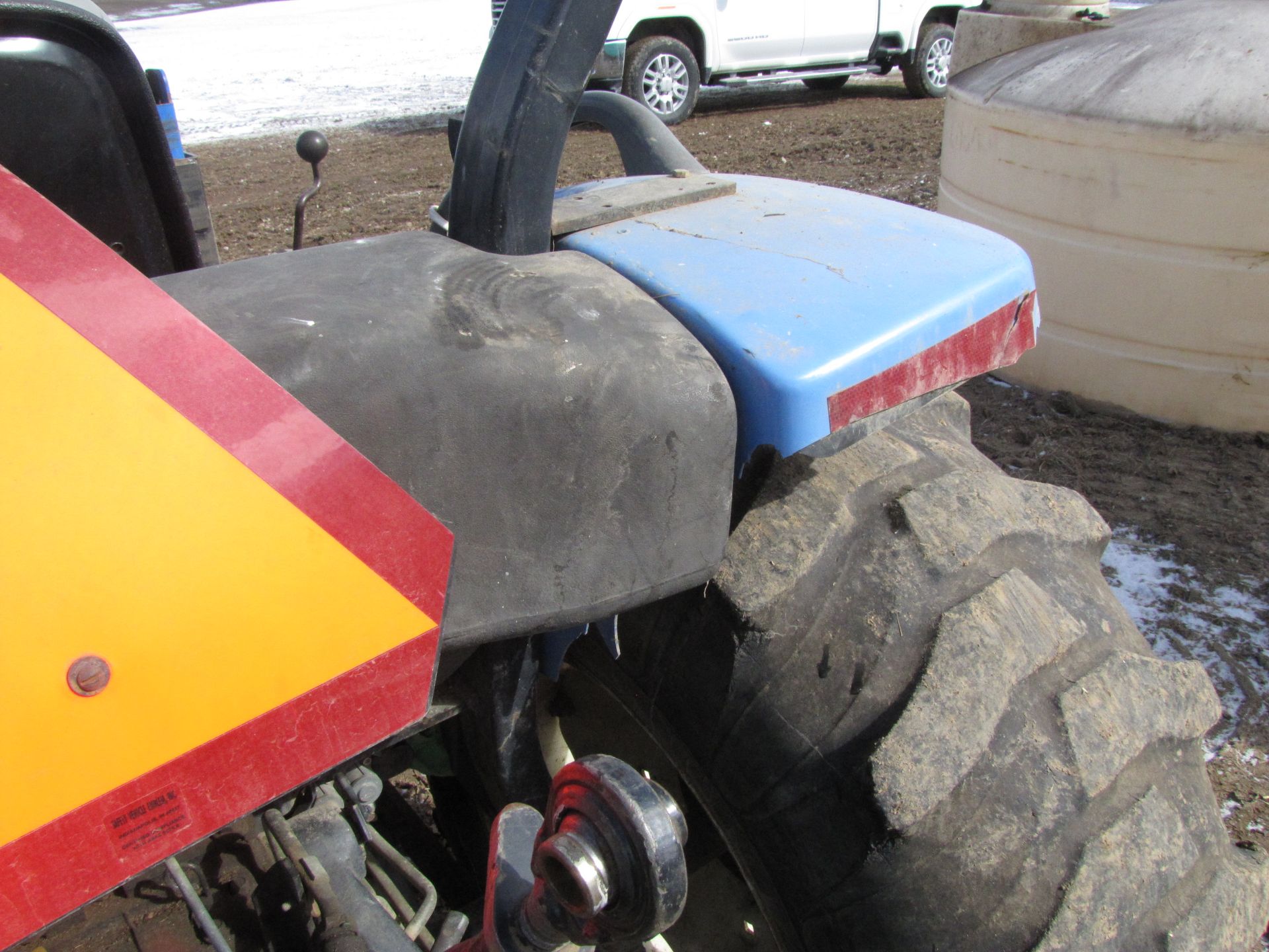 New Holland T2310 tractor w/ 250TL loader - Image 27 of 42