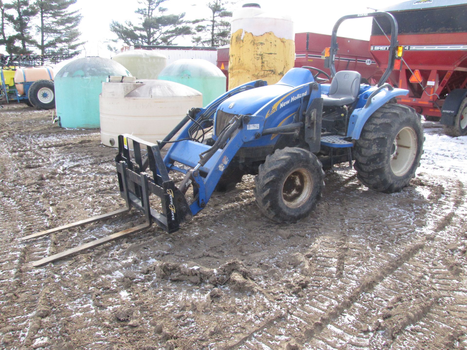 New Holland T2310 tractor w/ 250TL loader - Image 3 of 42