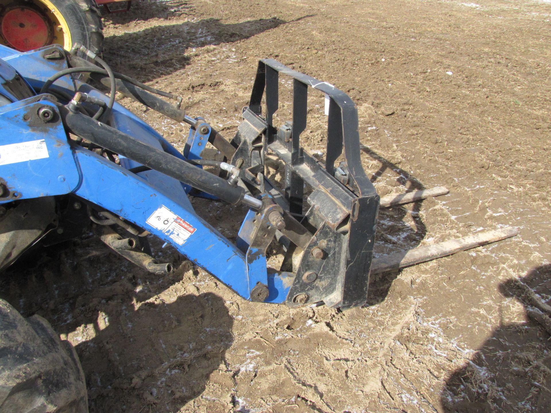 New Holland T2310 tractor w/ 250TL loader - Image 14 of 42