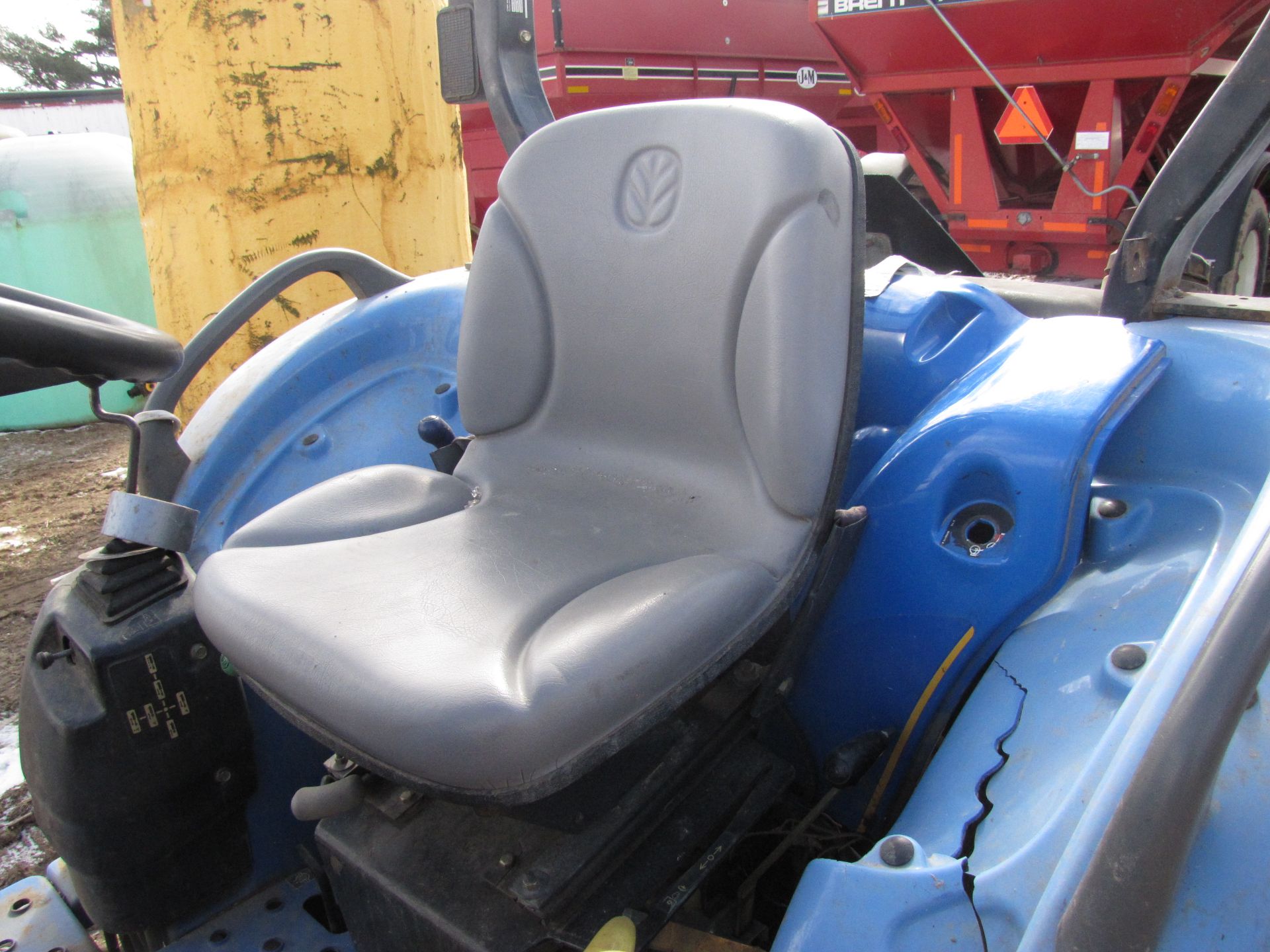 New Holland T2310 tractor w/ 250TL loader - Image 30 of 42