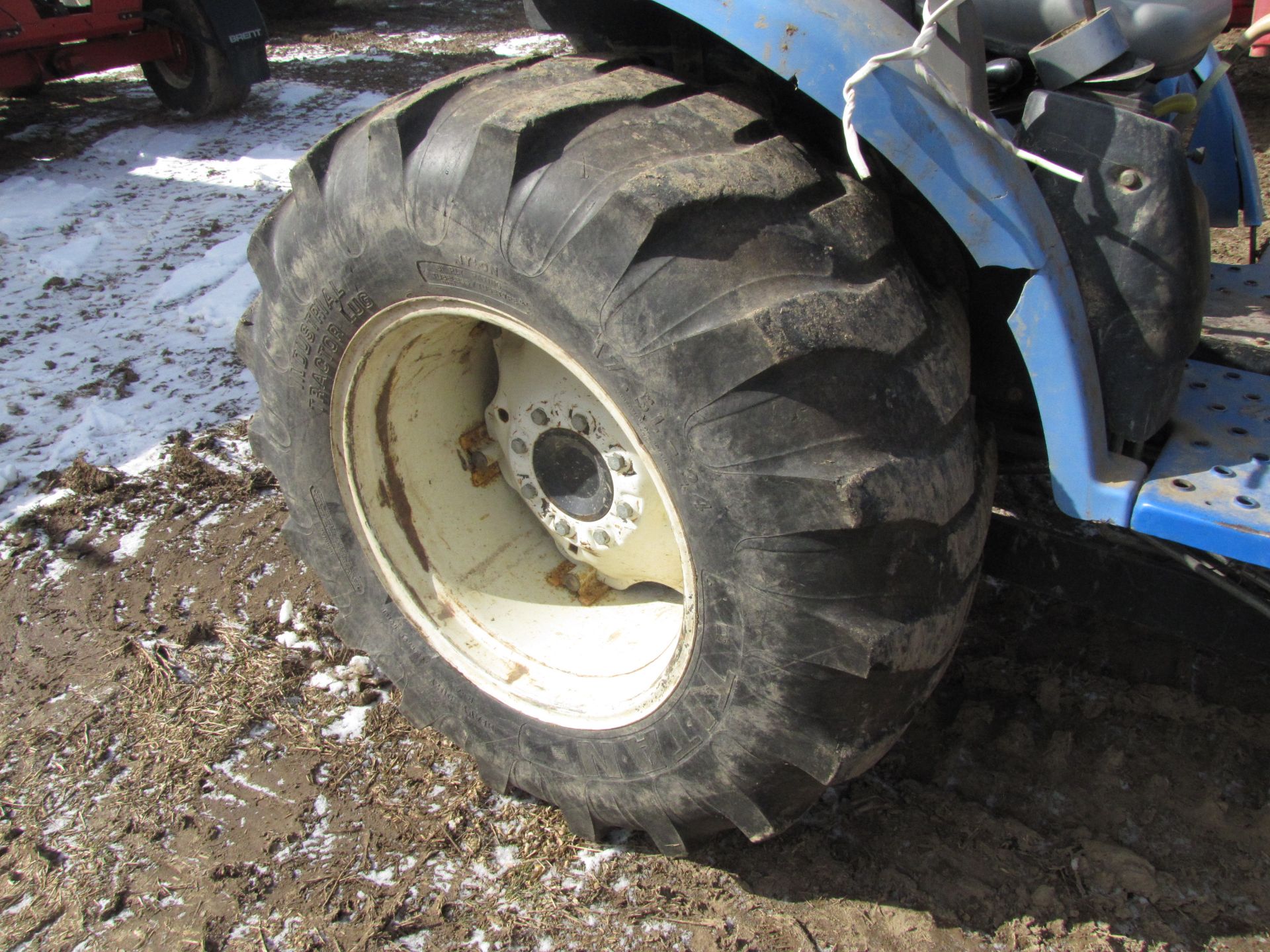 New Holland T2310 tractor w/ 250TL loader - Image 11 of 42