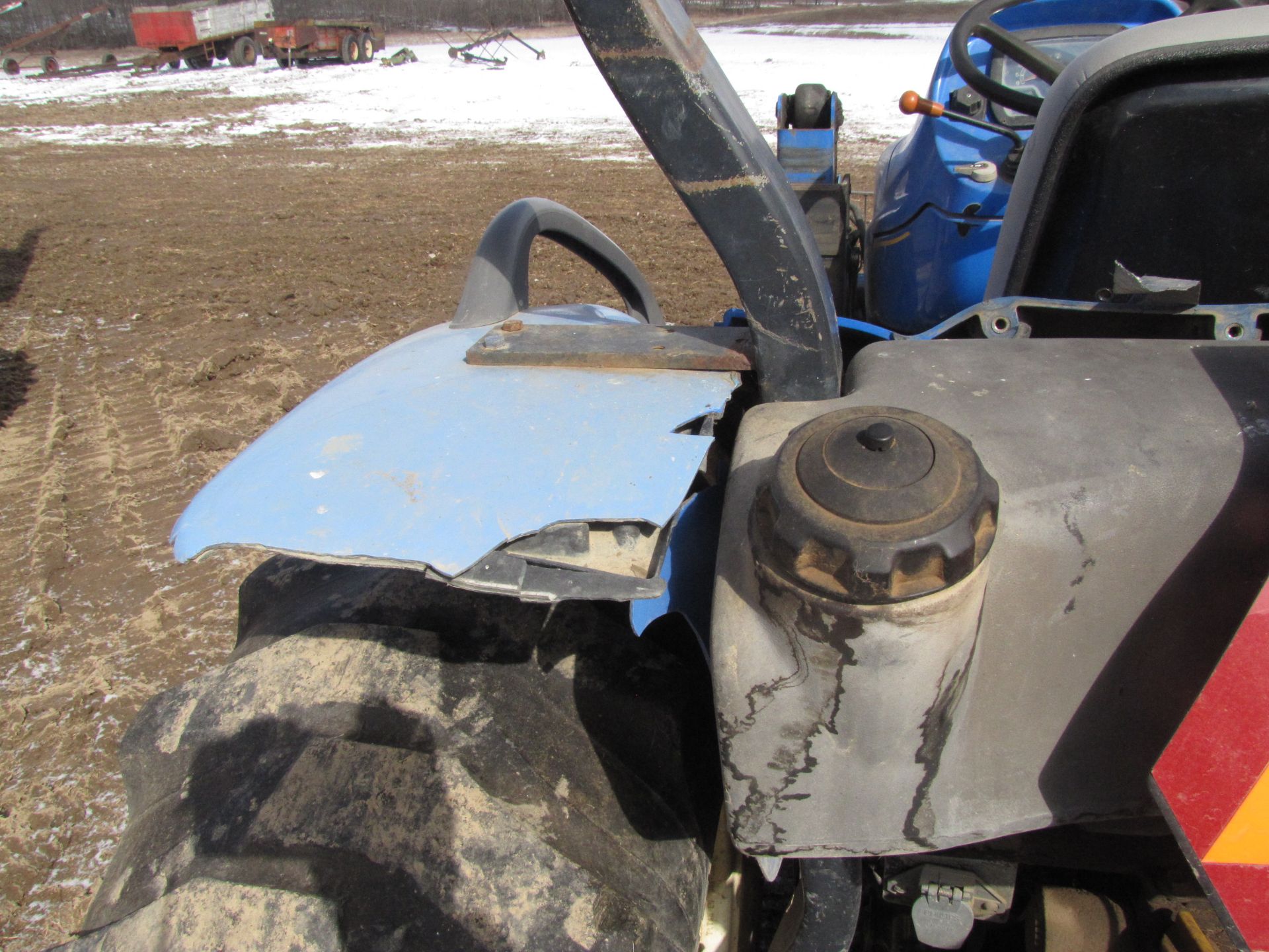 New Holland T2310 tractor w/ 250TL loader - Image 26 of 42