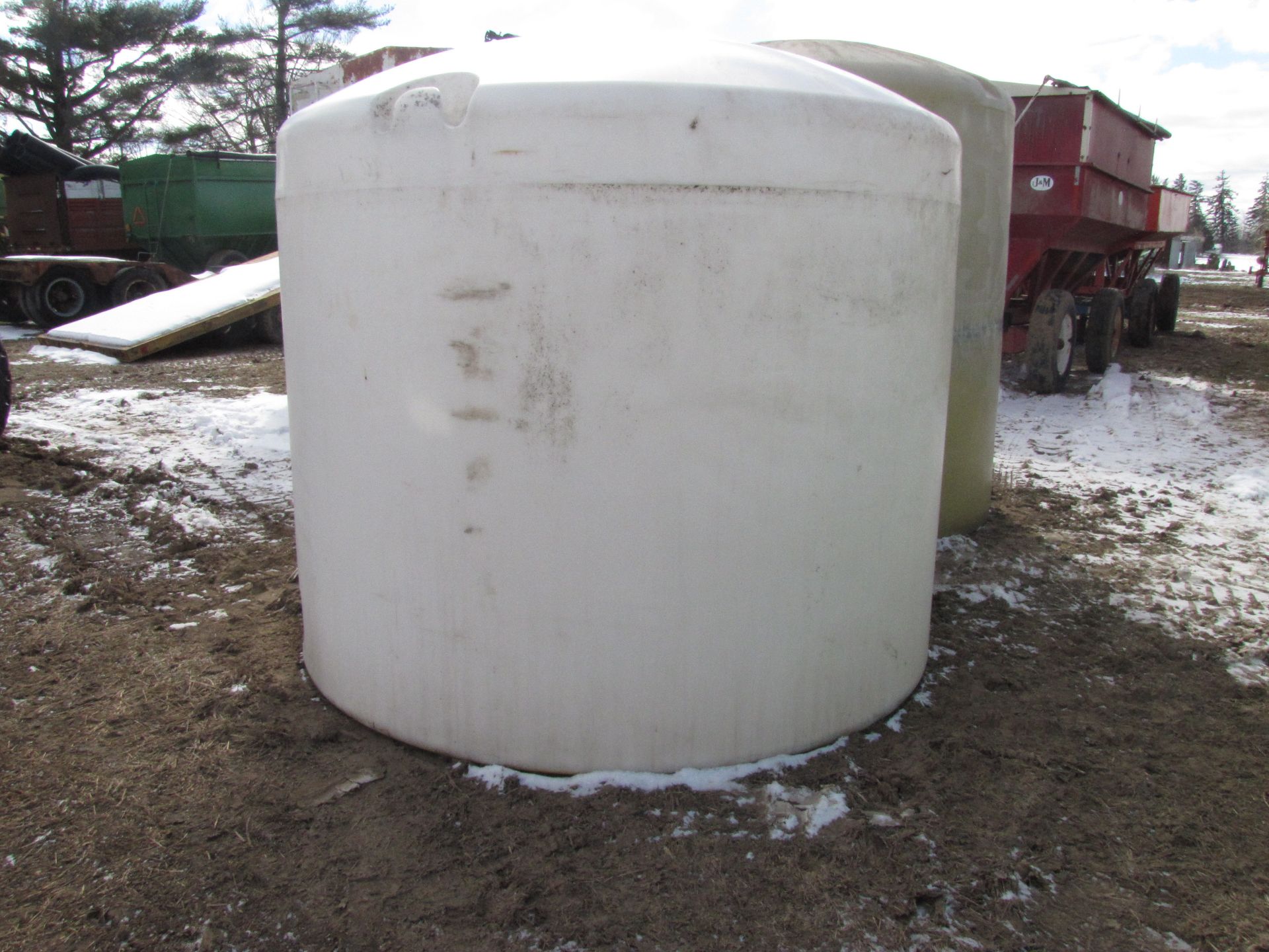 2,000 gallon flat bottom poly tank - Image 2 of 9