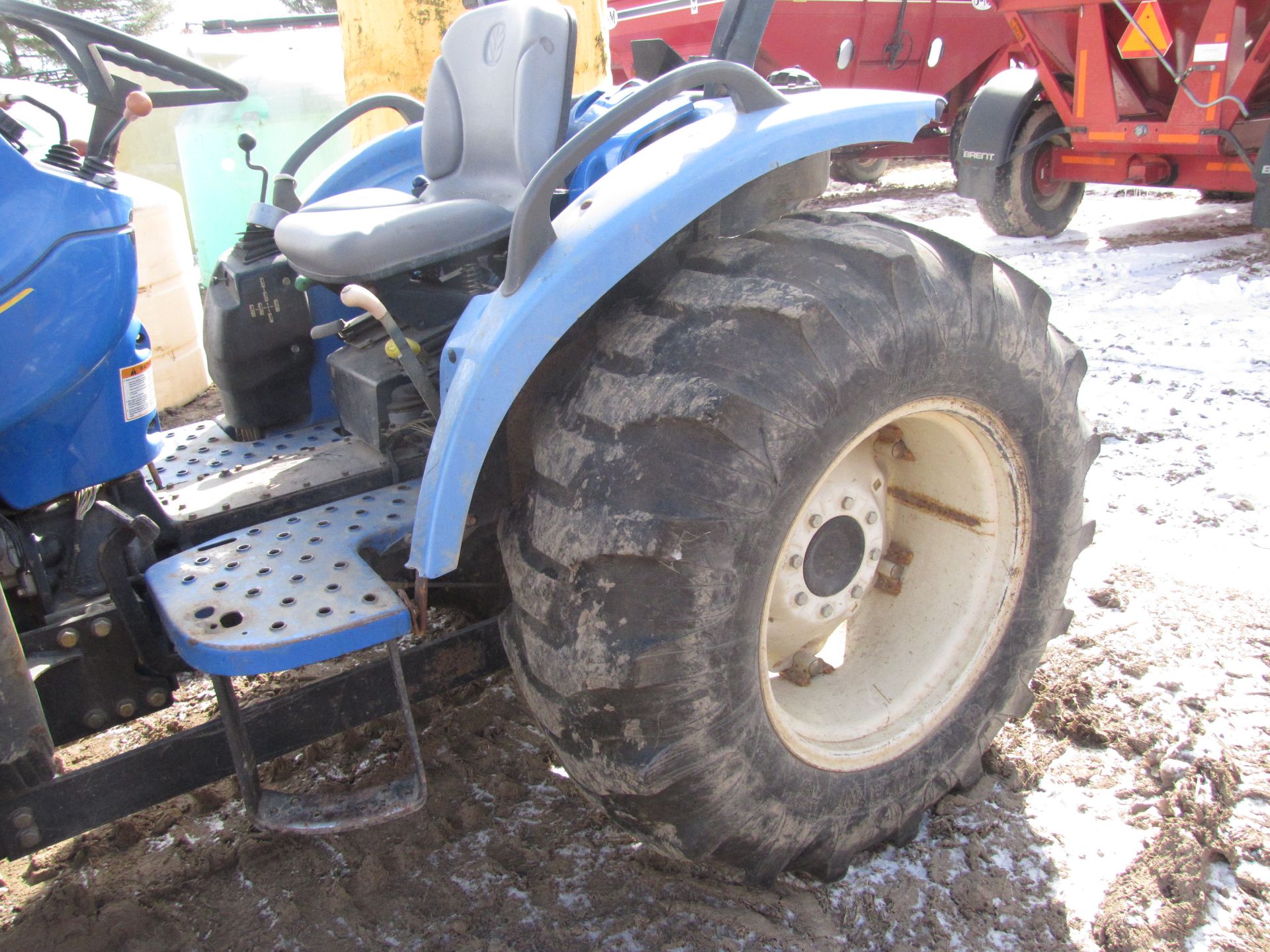 New Holland T2310 tractor w/ 250TL loader - Image 22 of 42