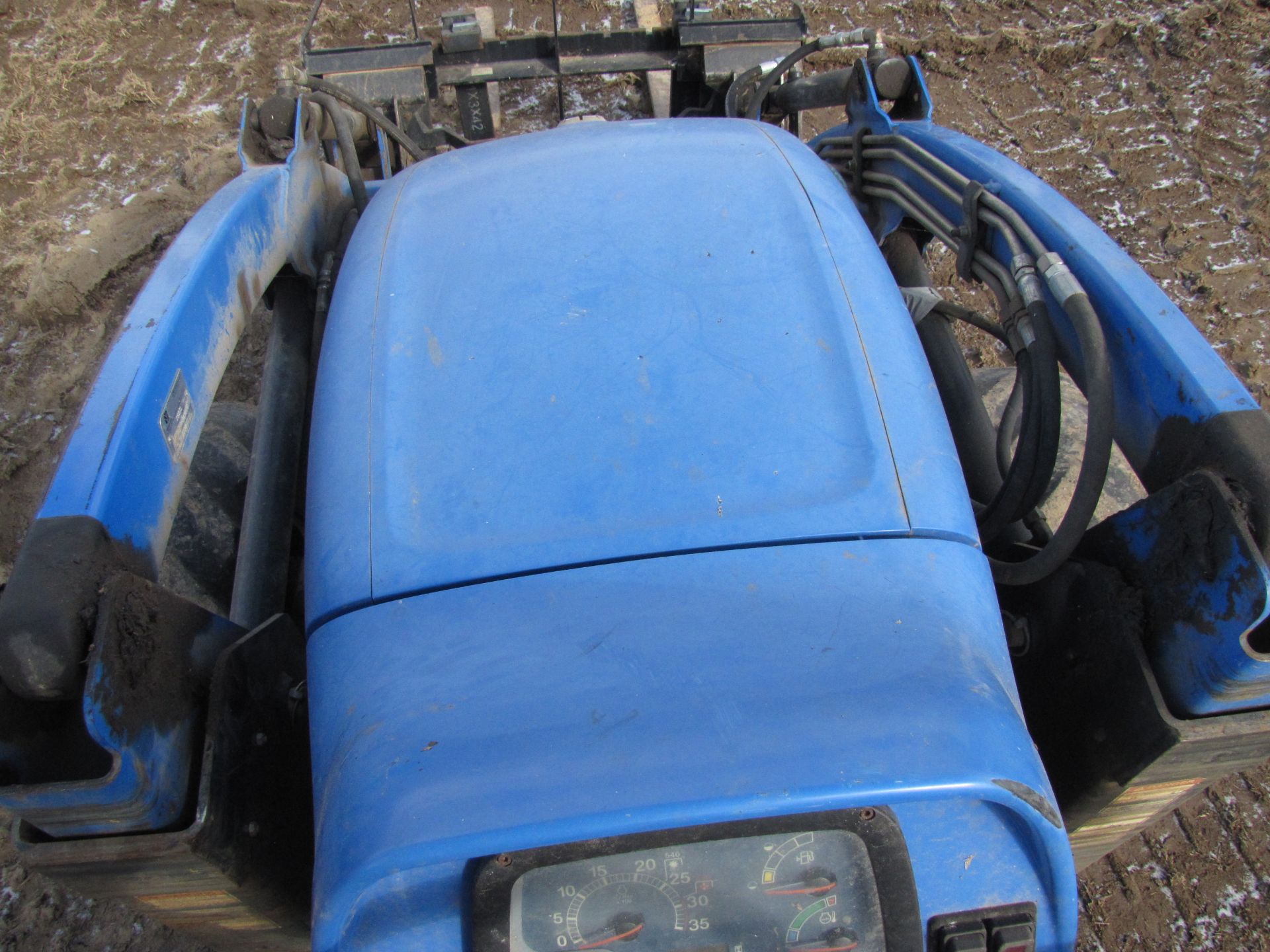 New Holland T2310 tractor w/ 250TL loader - Image 35 of 42