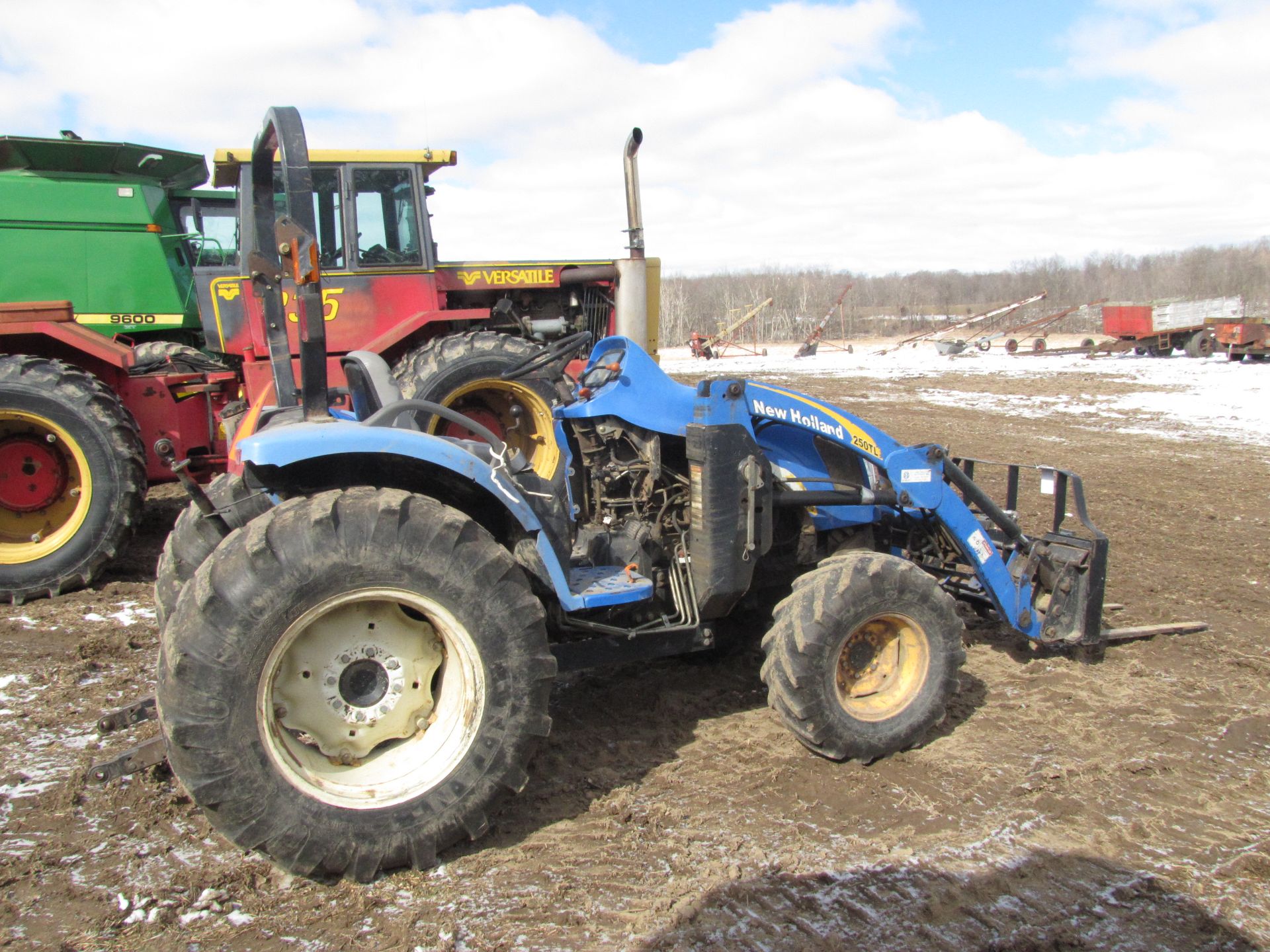 New Holland T2310 tractor w/ 250TL loader - Image 7 of 42