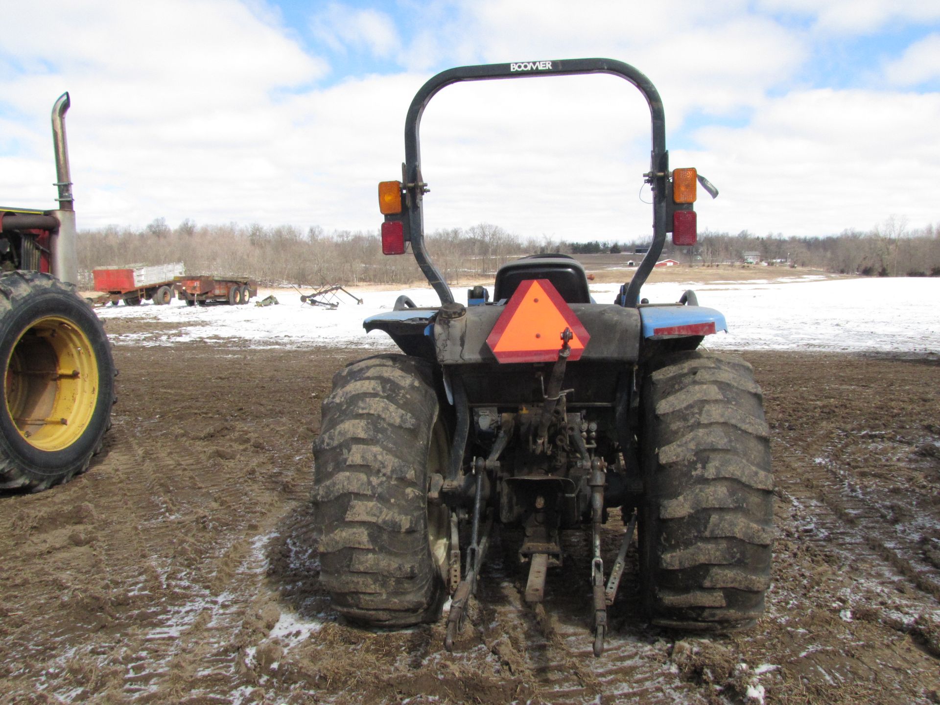 New Holland T2310 tractor w/ 250TL loader - Image 5 of 42