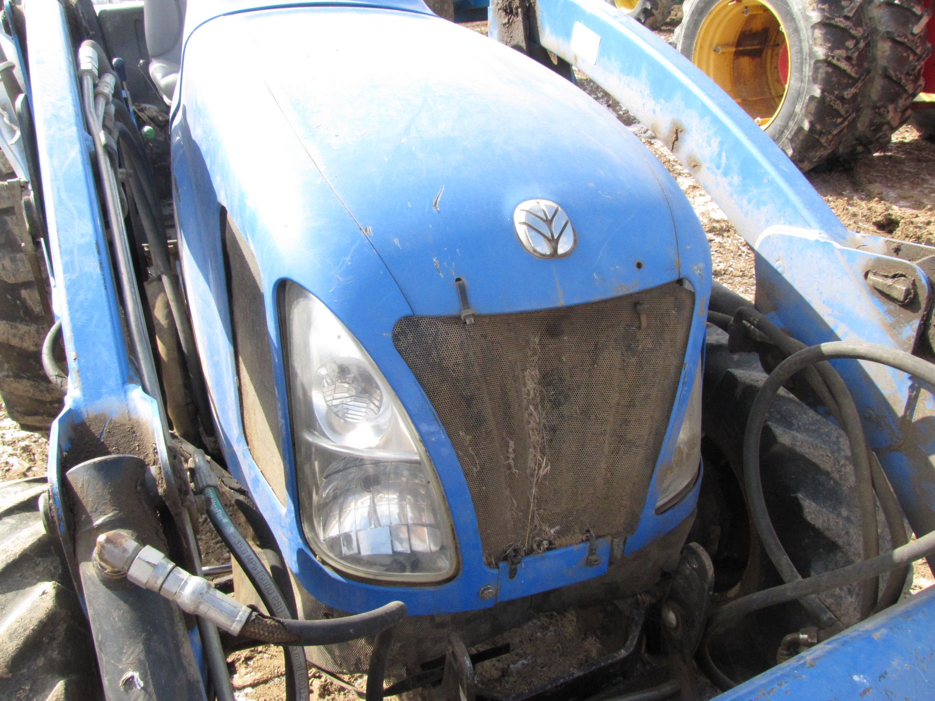 New Holland T2310 tractor w/ 250TL loader - Image 8 of 42