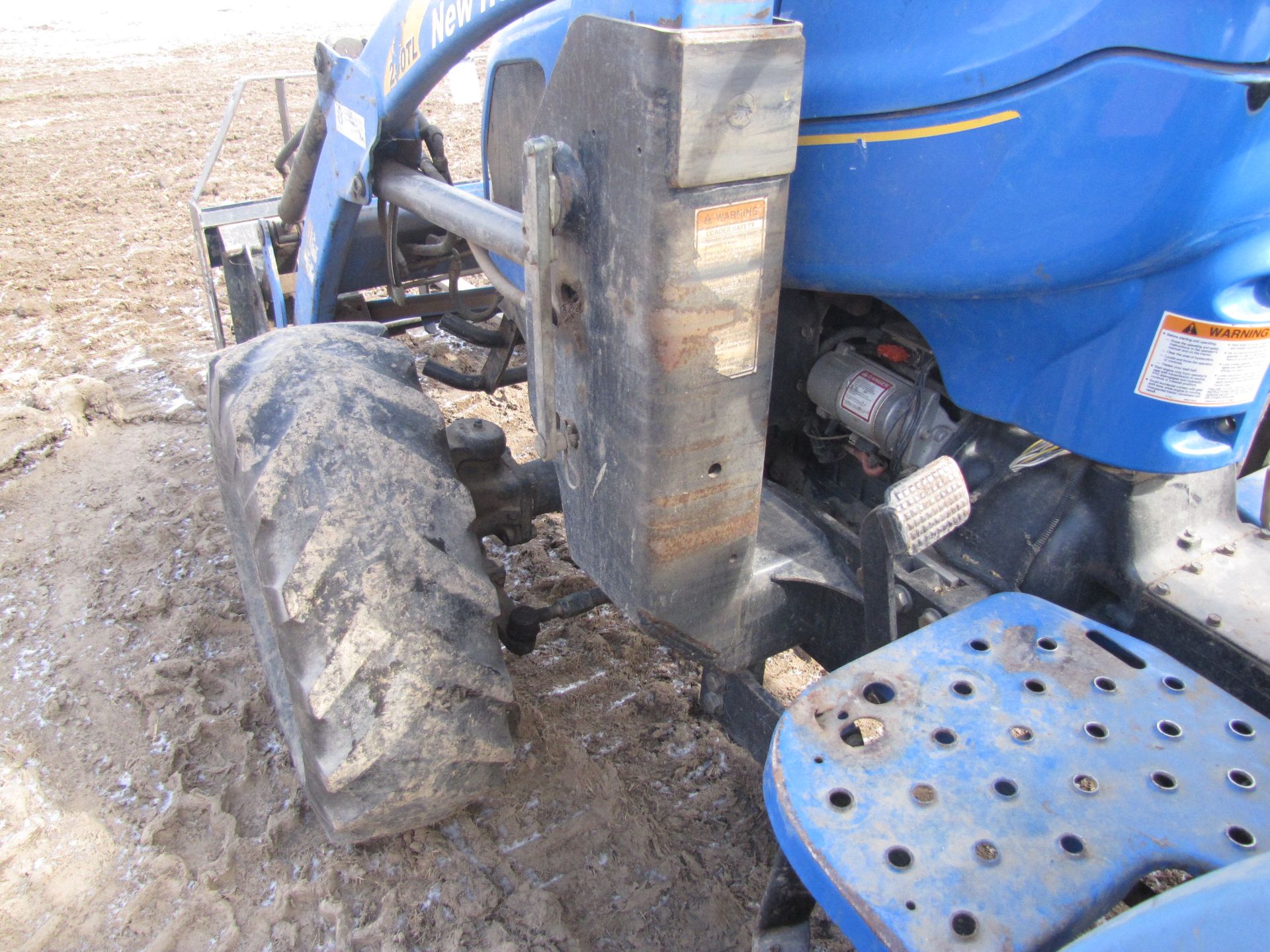 New Holland T2310 tractor w/ 250TL loader - Image 28 of 42