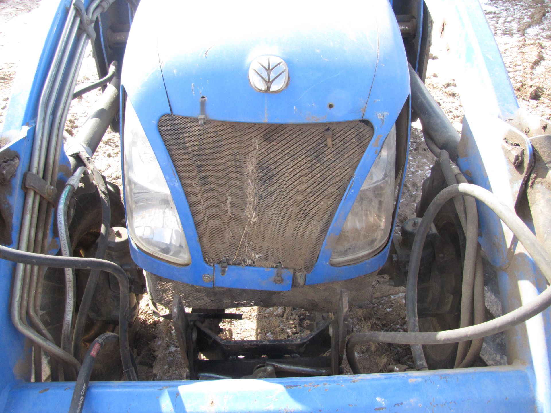 New Holland T2310 tractor w/ 250TL loader - Image 16 of 42