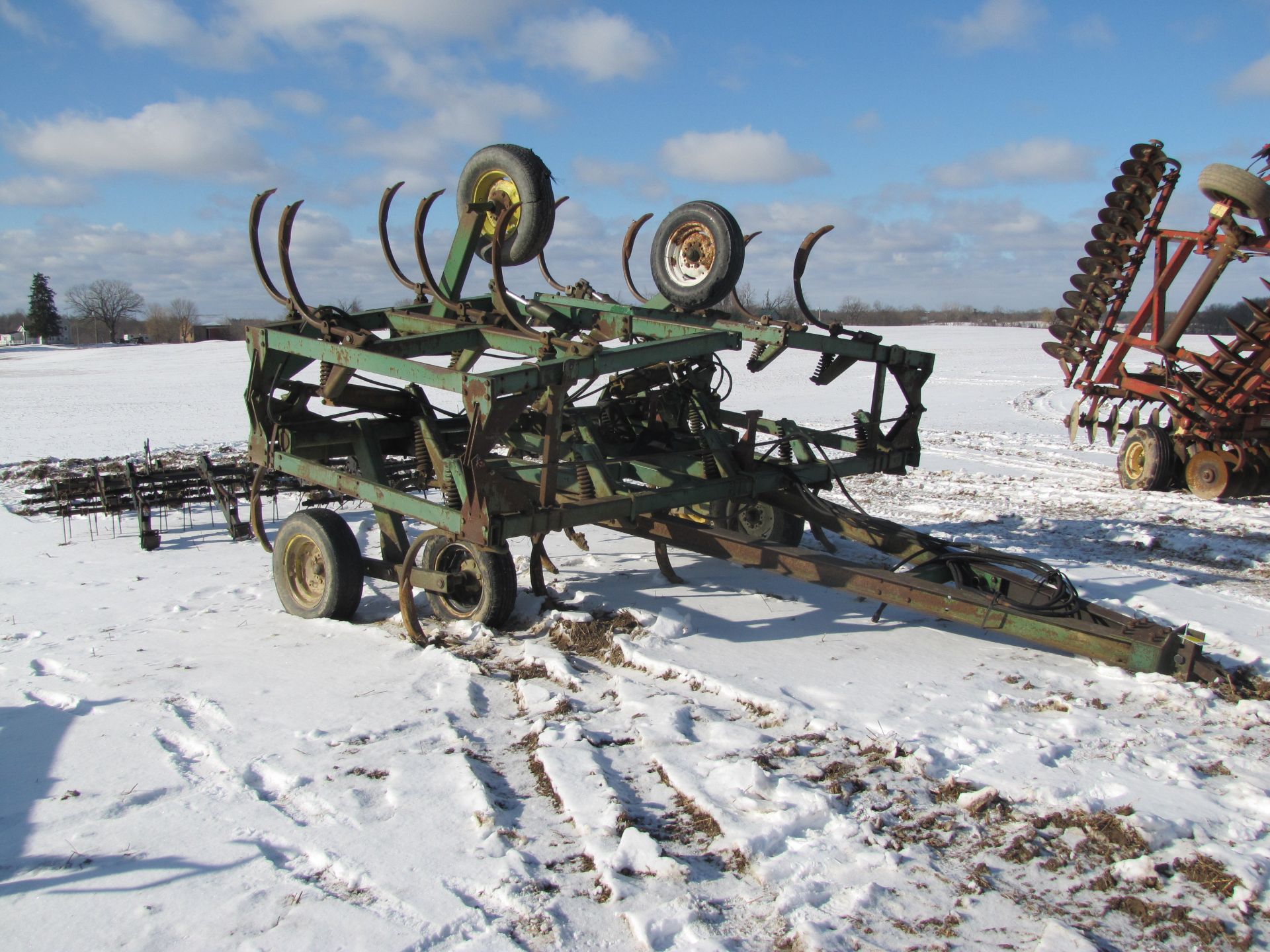 25’ John Deere E1610 chisel plow