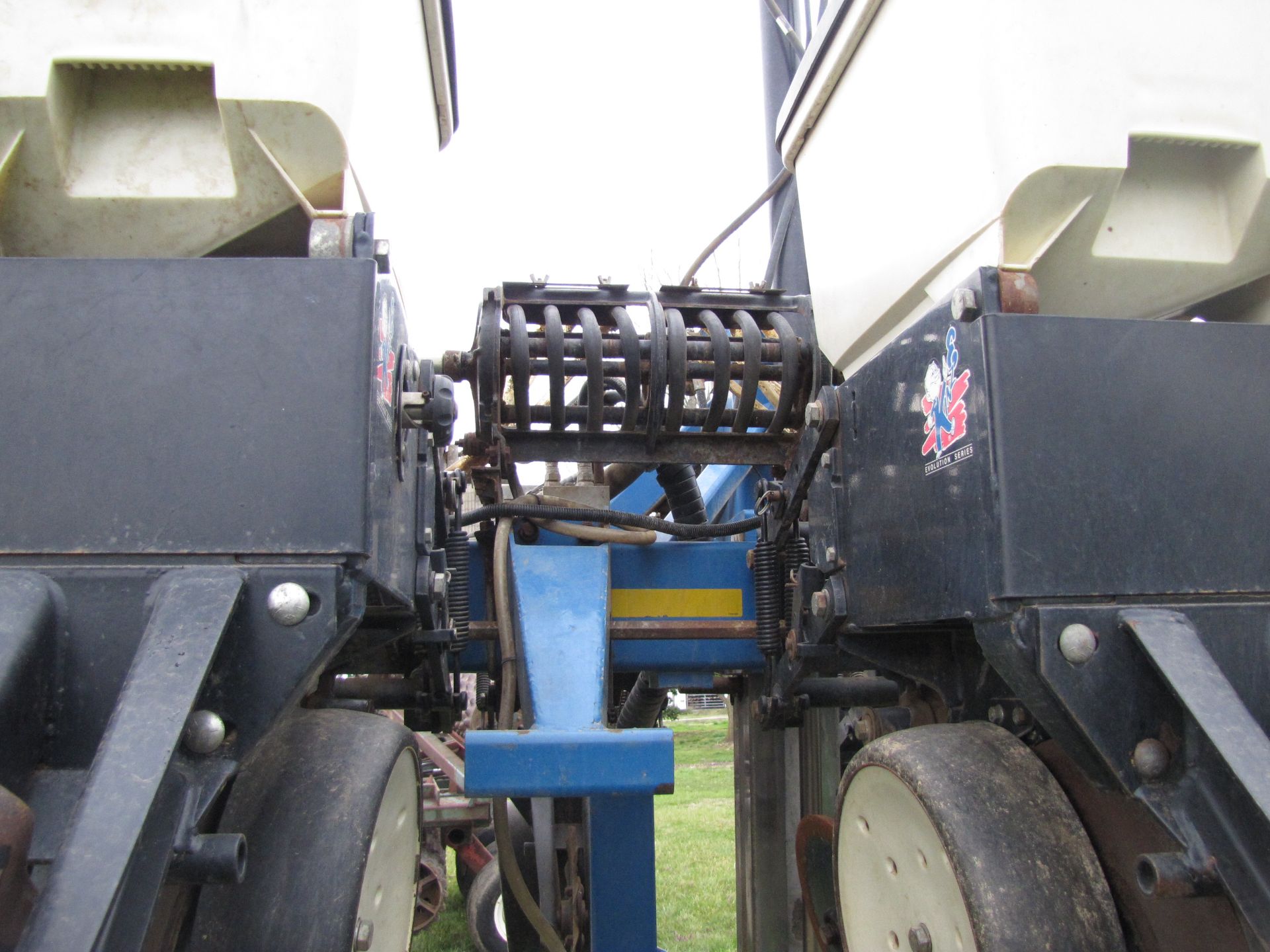 Kinze 3500 8/15 row planter - Image 19 of 38