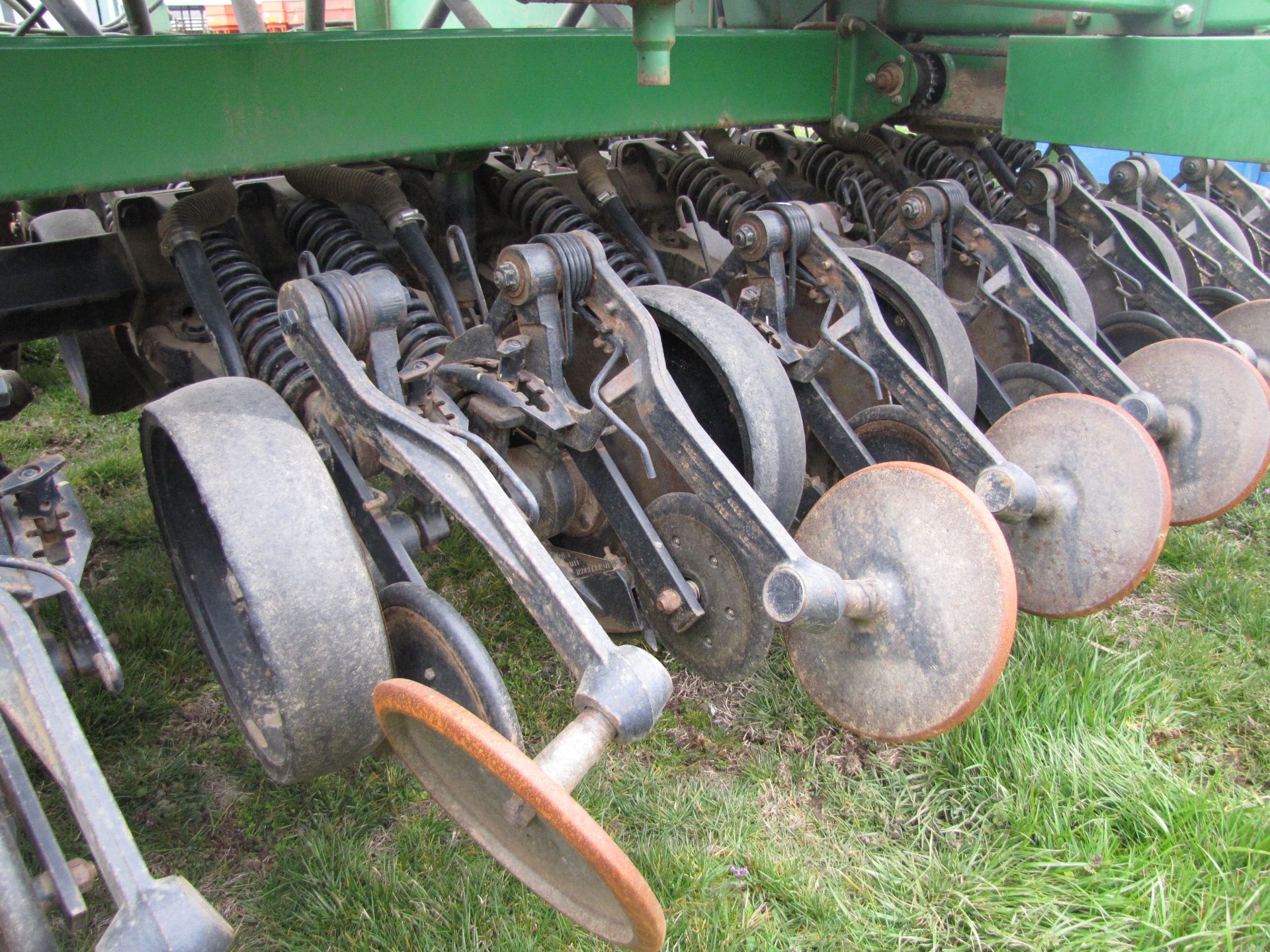 15’ John Deere 1560 no-till drill - Image 33 of 43