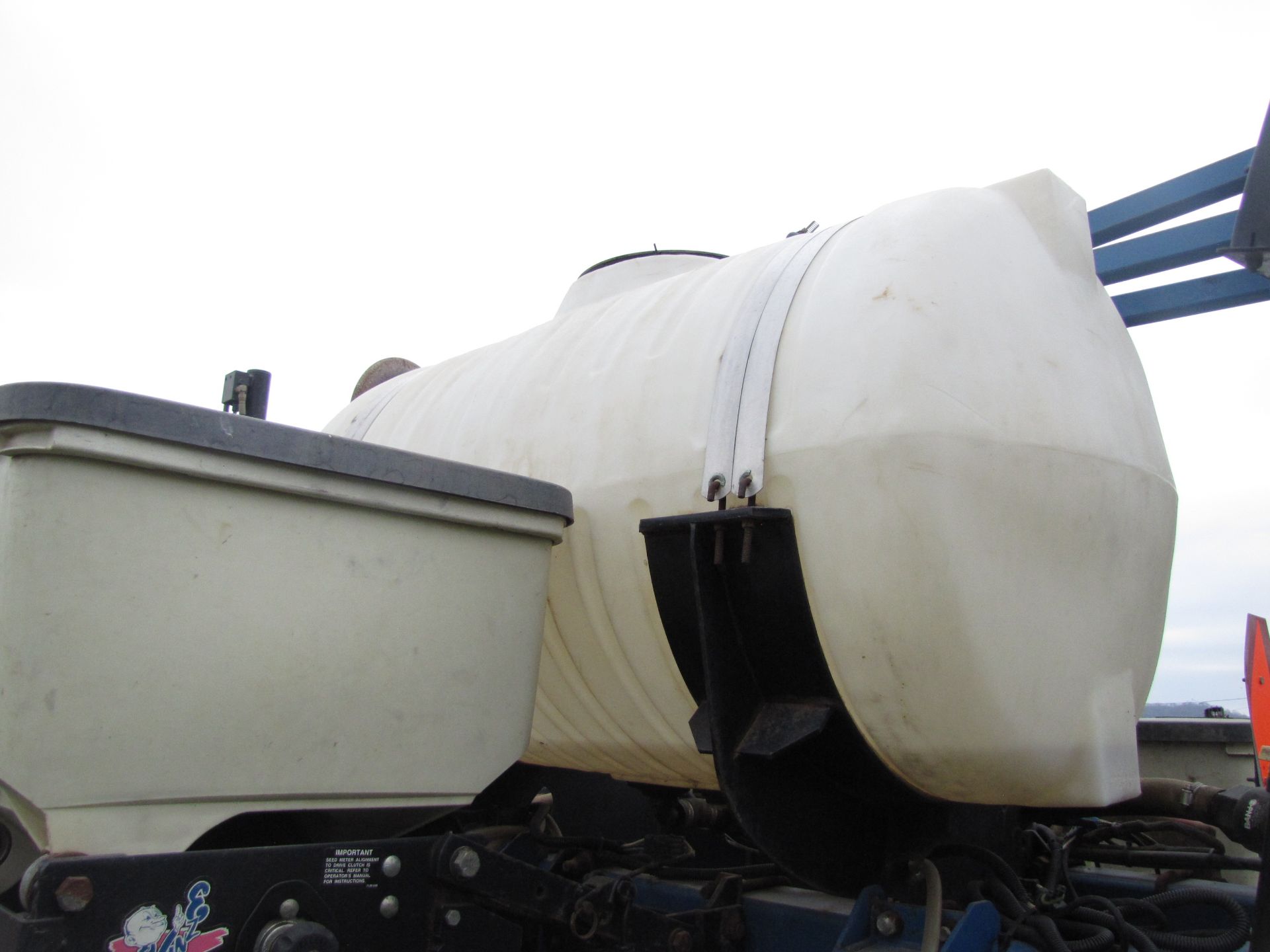 Kinze 3500 8/15 row planter - Image 21 of 38