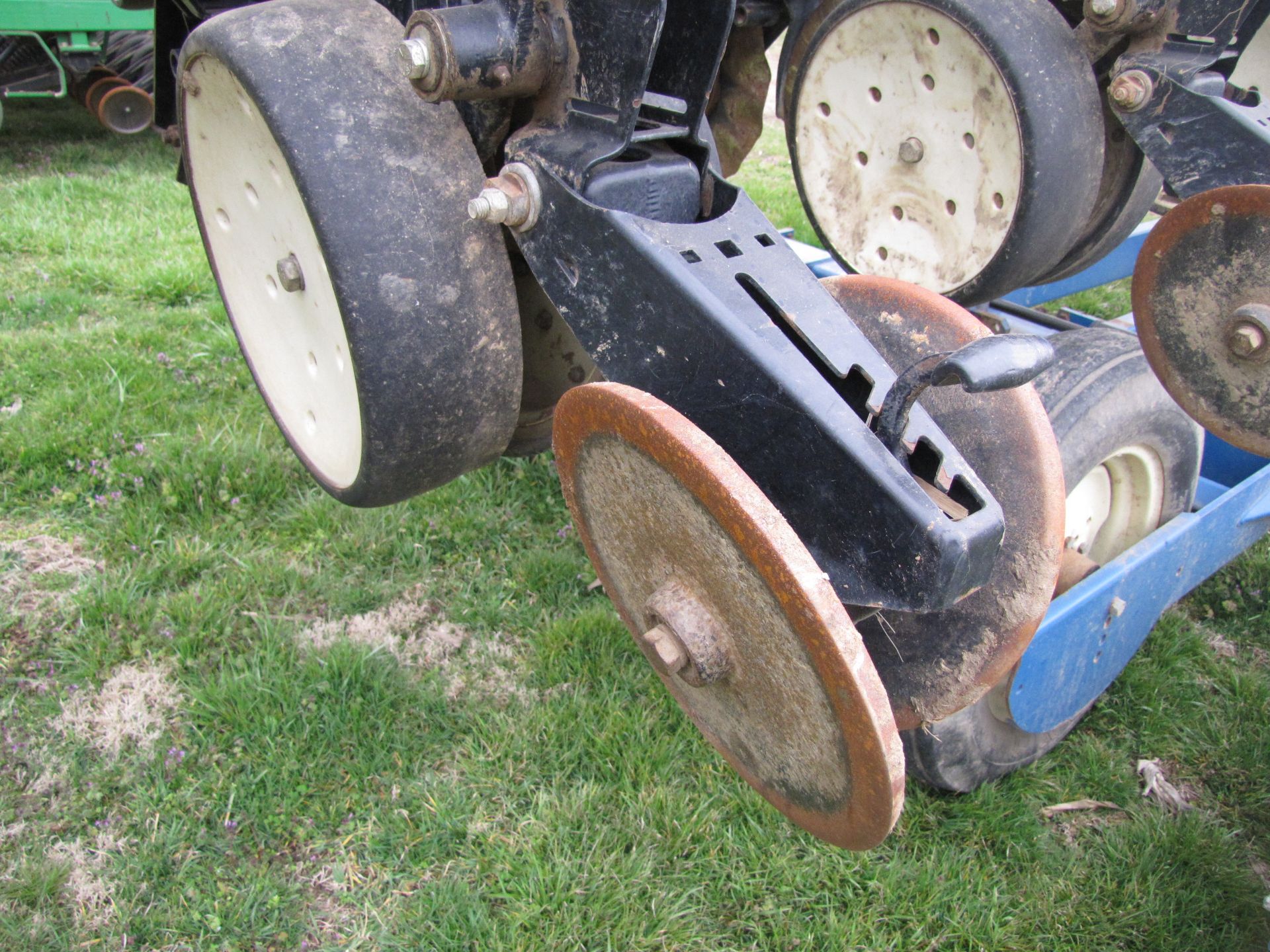 Kinze 3500 8/15 row planter - Image 26 of 38