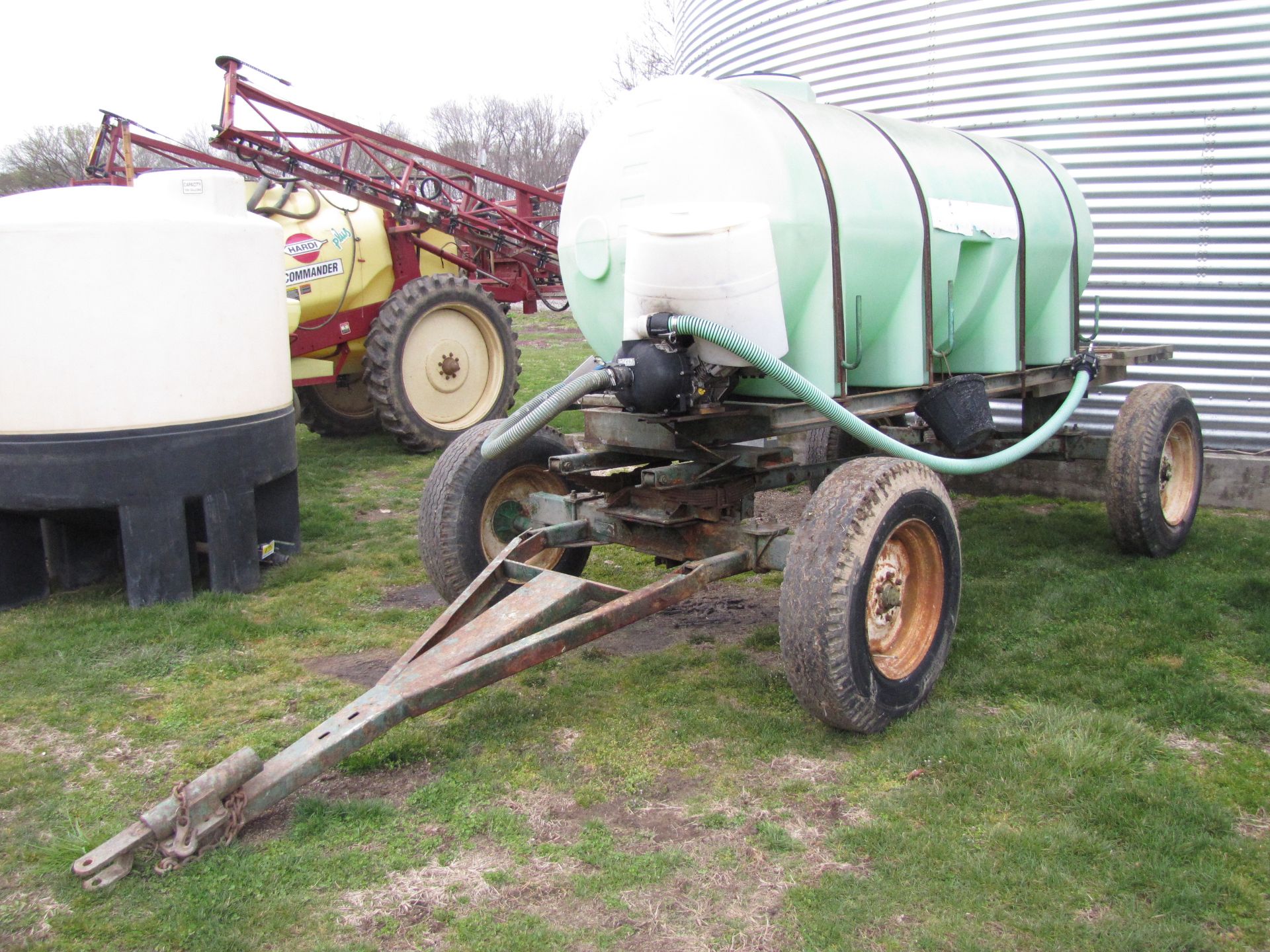 1000 gallon liquid tank on running gear - Image 3 of 23