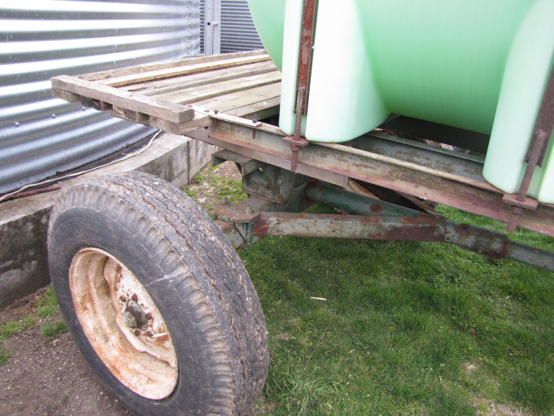 1000 gallon liquid tank on running gear - Image 5 of 23