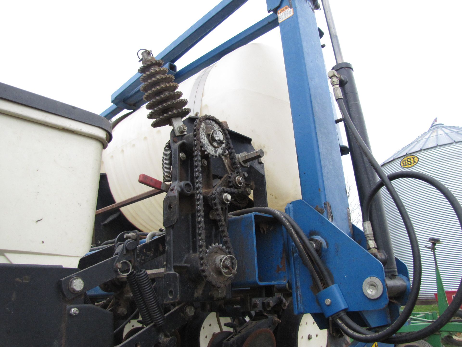 Kinze 3500 8/15 row planter - Image 33 of 38