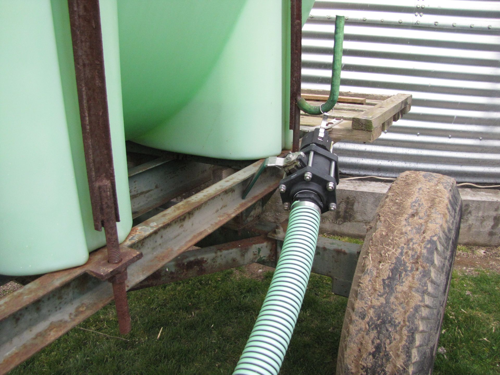 1000 gallon liquid tank on running gear - Image 19 of 23