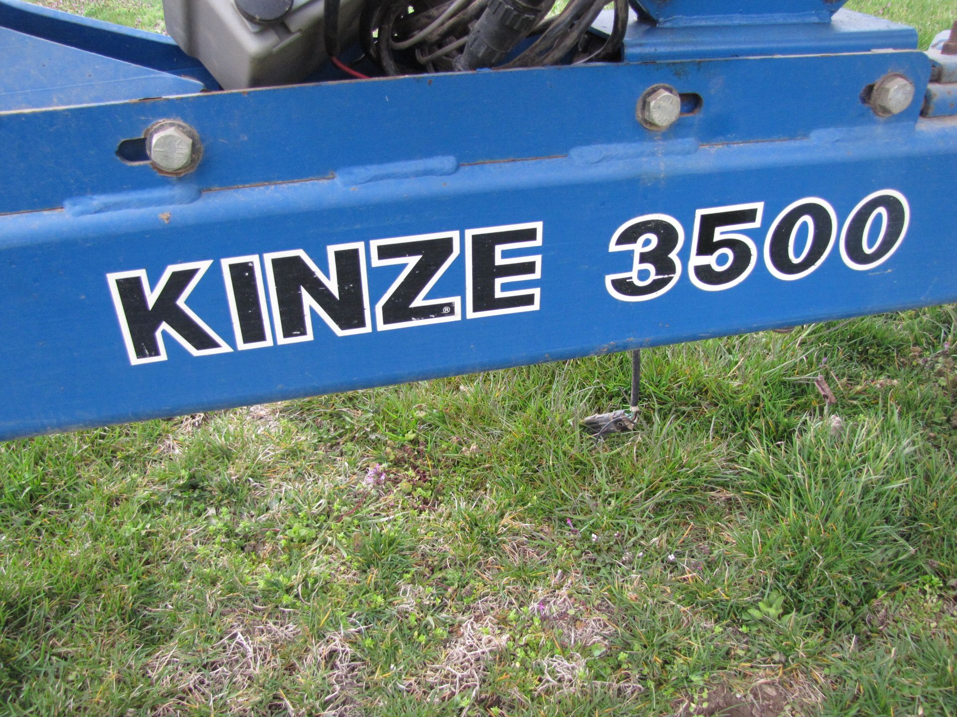 Kinze 3500 8/15 row planter - Image 13 of 38