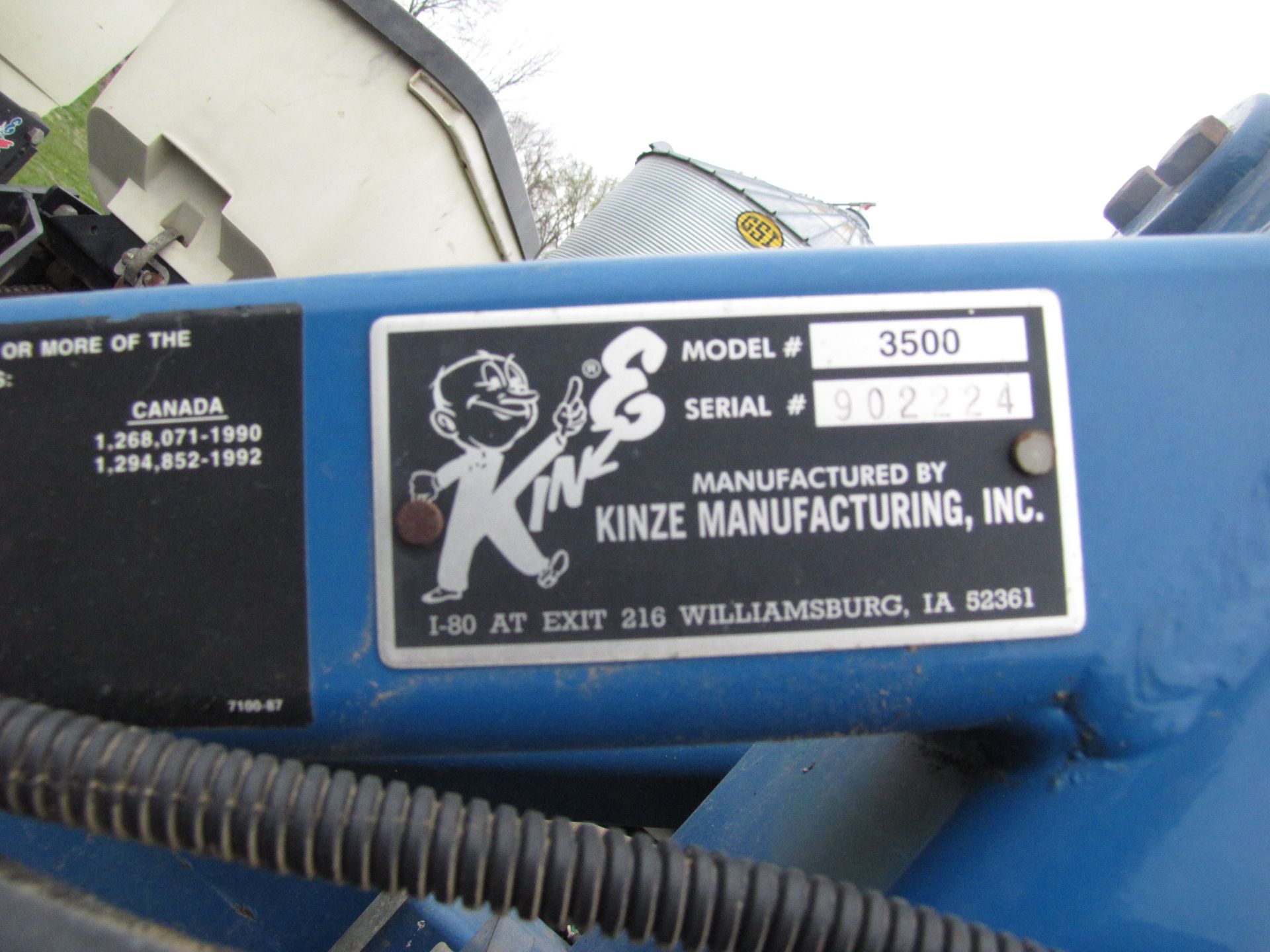 Kinze 3500 8/15 row planter - Image 29 of 38