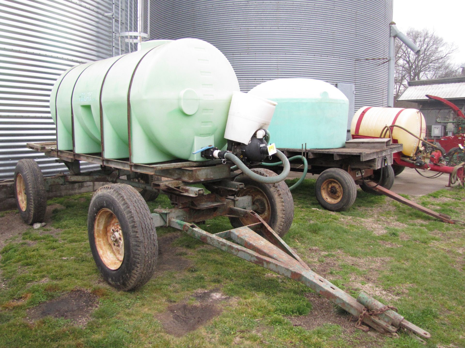 1000 gallon liquid tank on running gear