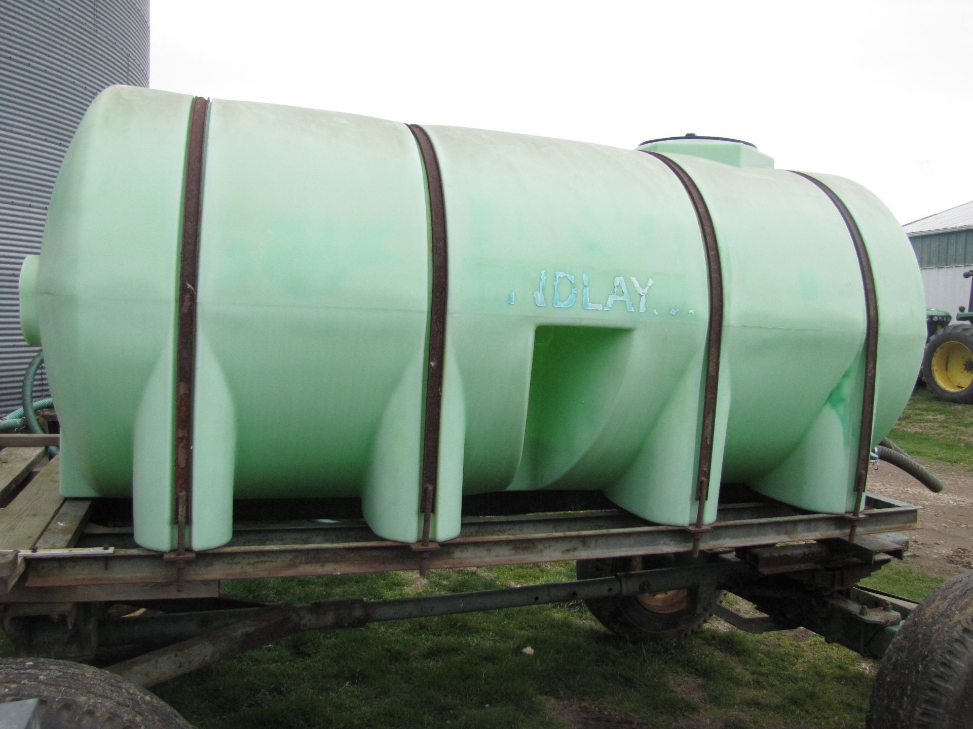 1000 gallon liquid tank on running gear - Image 7 of 23