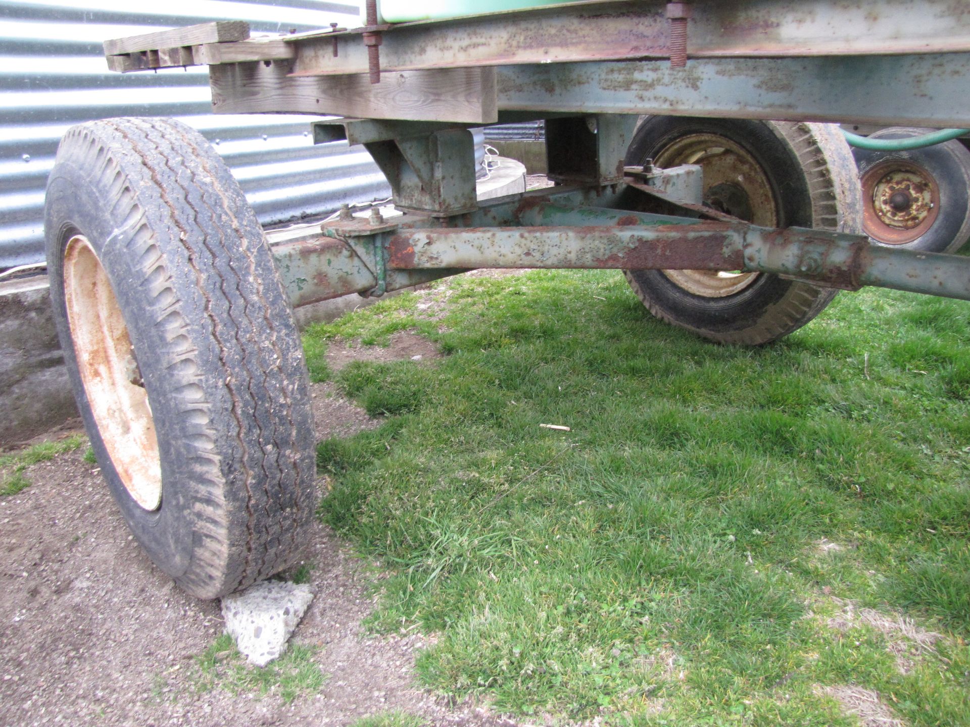 1000 gallon liquid tank on running gear - Image 9 of 23