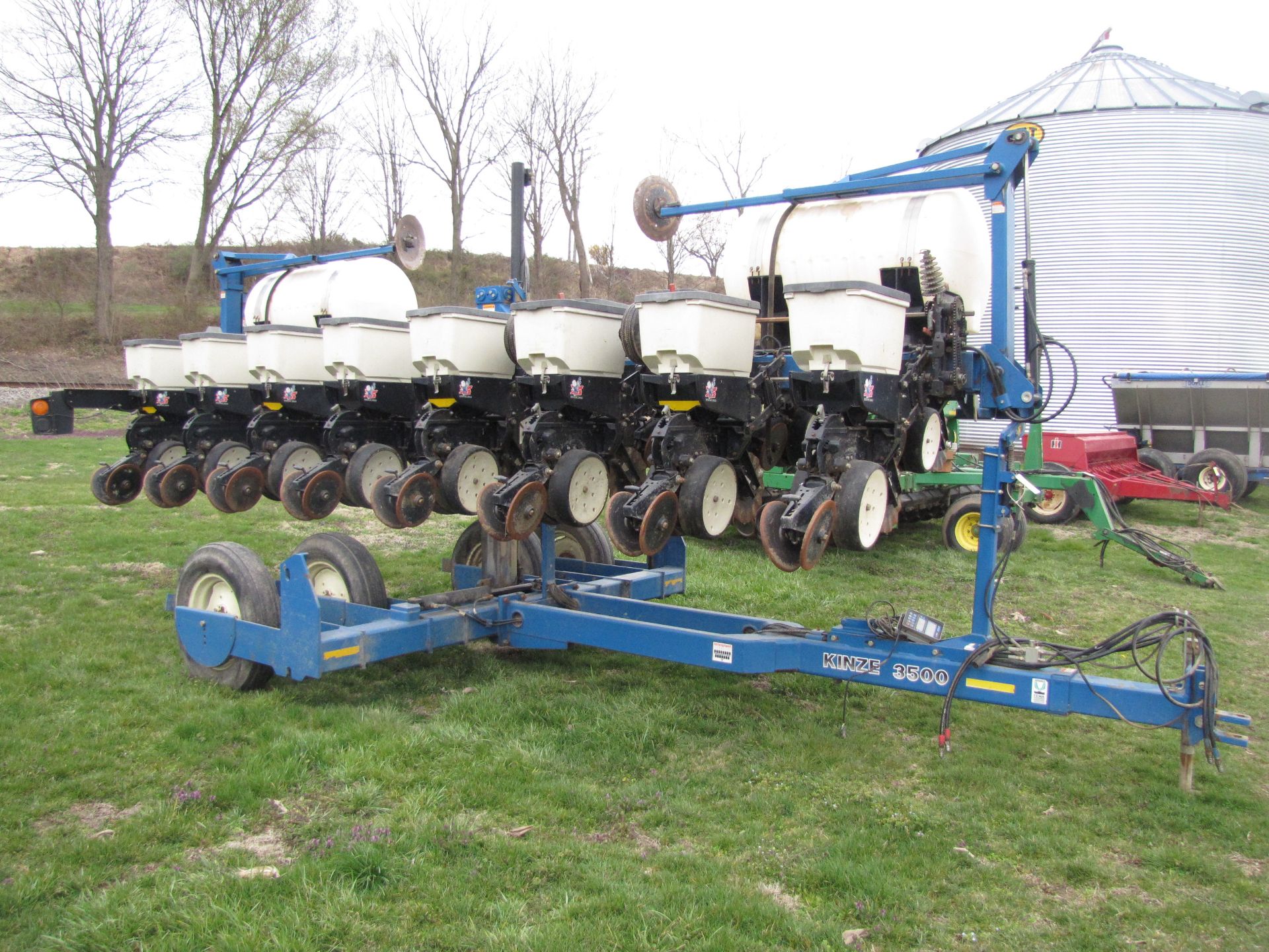 Kinze 3500 8/15 row planter - Image 8 of 38