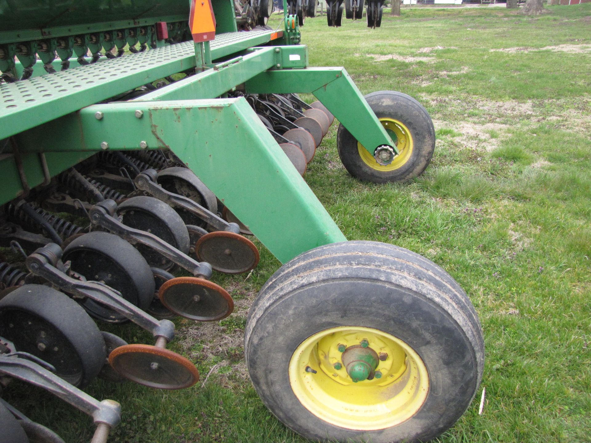 15’ John Deere 1560 no-till drill - Image 31 of 43