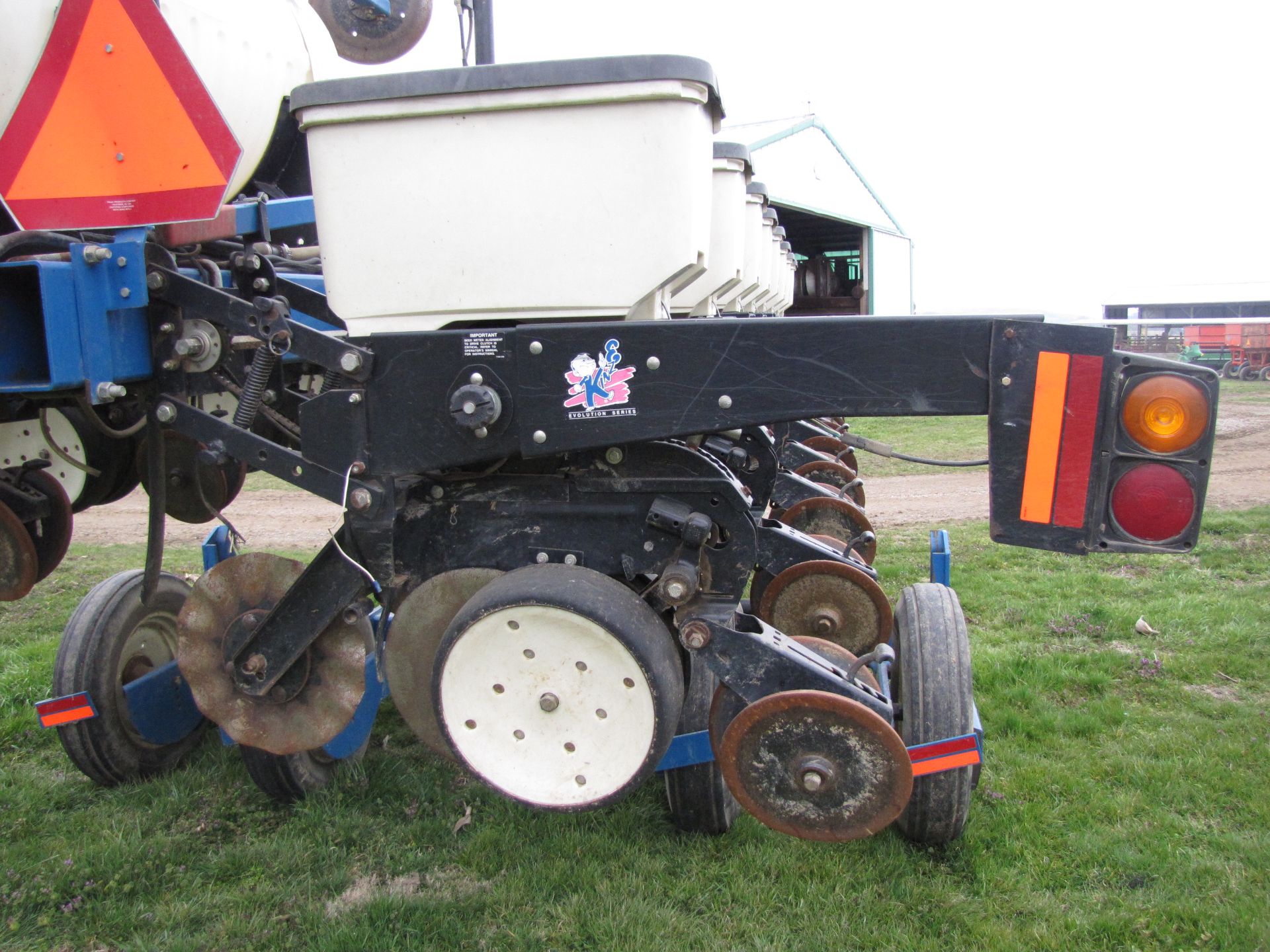 Kinze 3500 8/15 row planter - Image 23 of 38