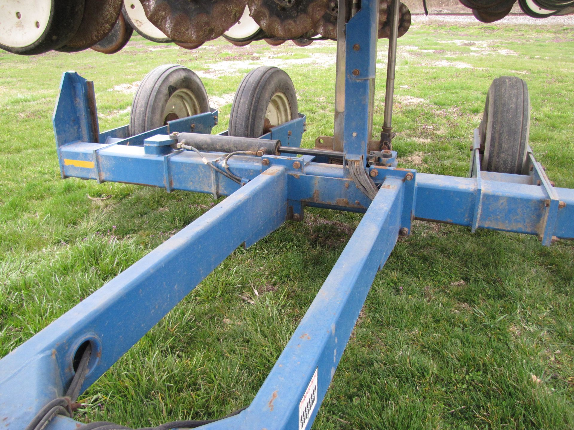 Kinze 3500 8/15 row planter - Image 16 of 38