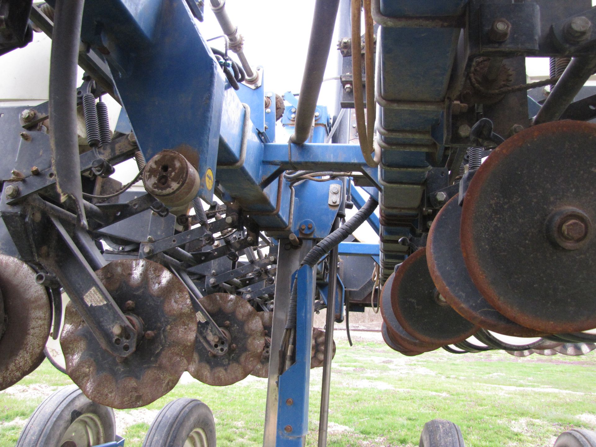 Kinze 3500 8/15 row planter - Image 17 of 38