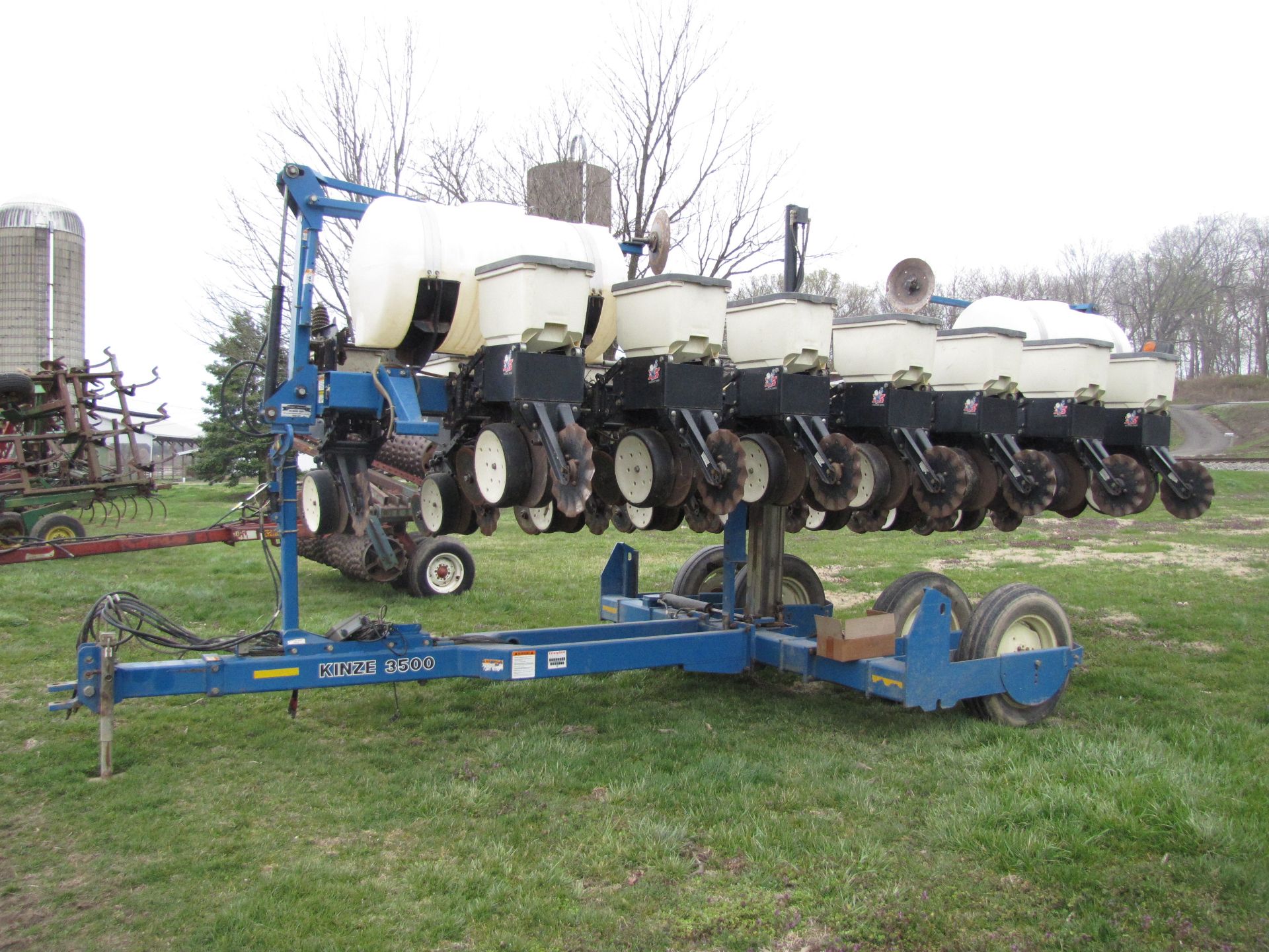 Kinze 3500 8/15 row planter - Image 4 of 38