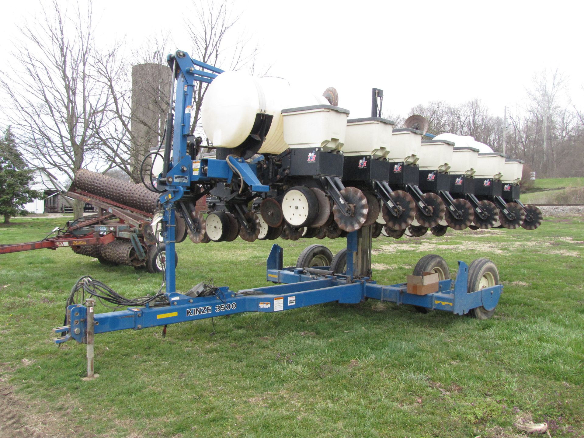 Kinze 3500 8/15 row planter - Image 3 of 38