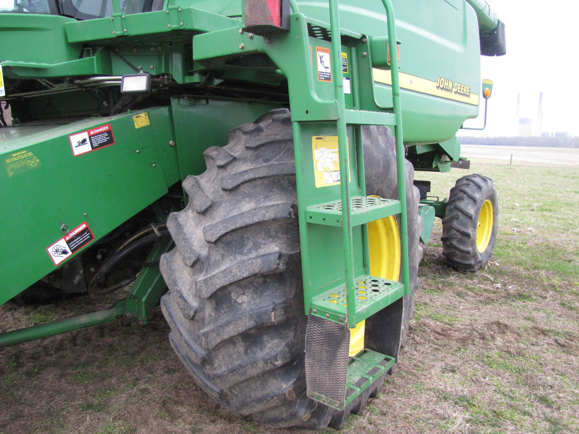 John Deere 9450 combine - Image 27 of 84