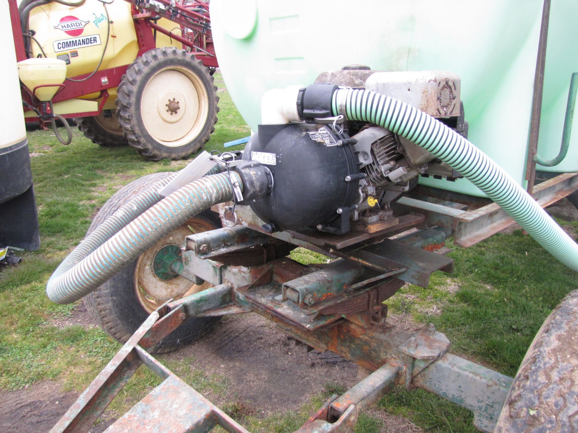 1000 gallon liquid tank on running gear - Image 15 of 23