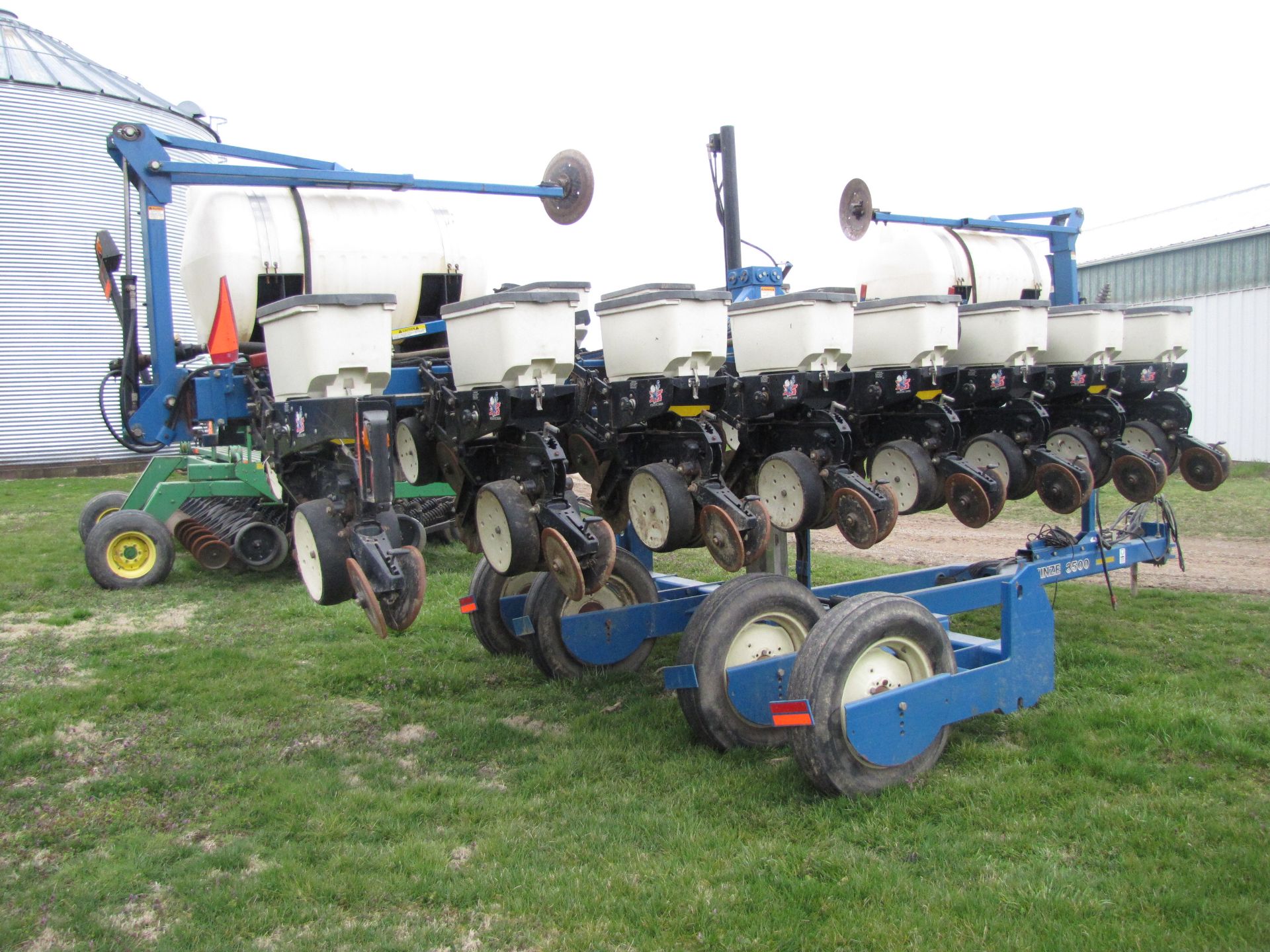 Kinze 3500 8/15 row planter - Image 7 of 38