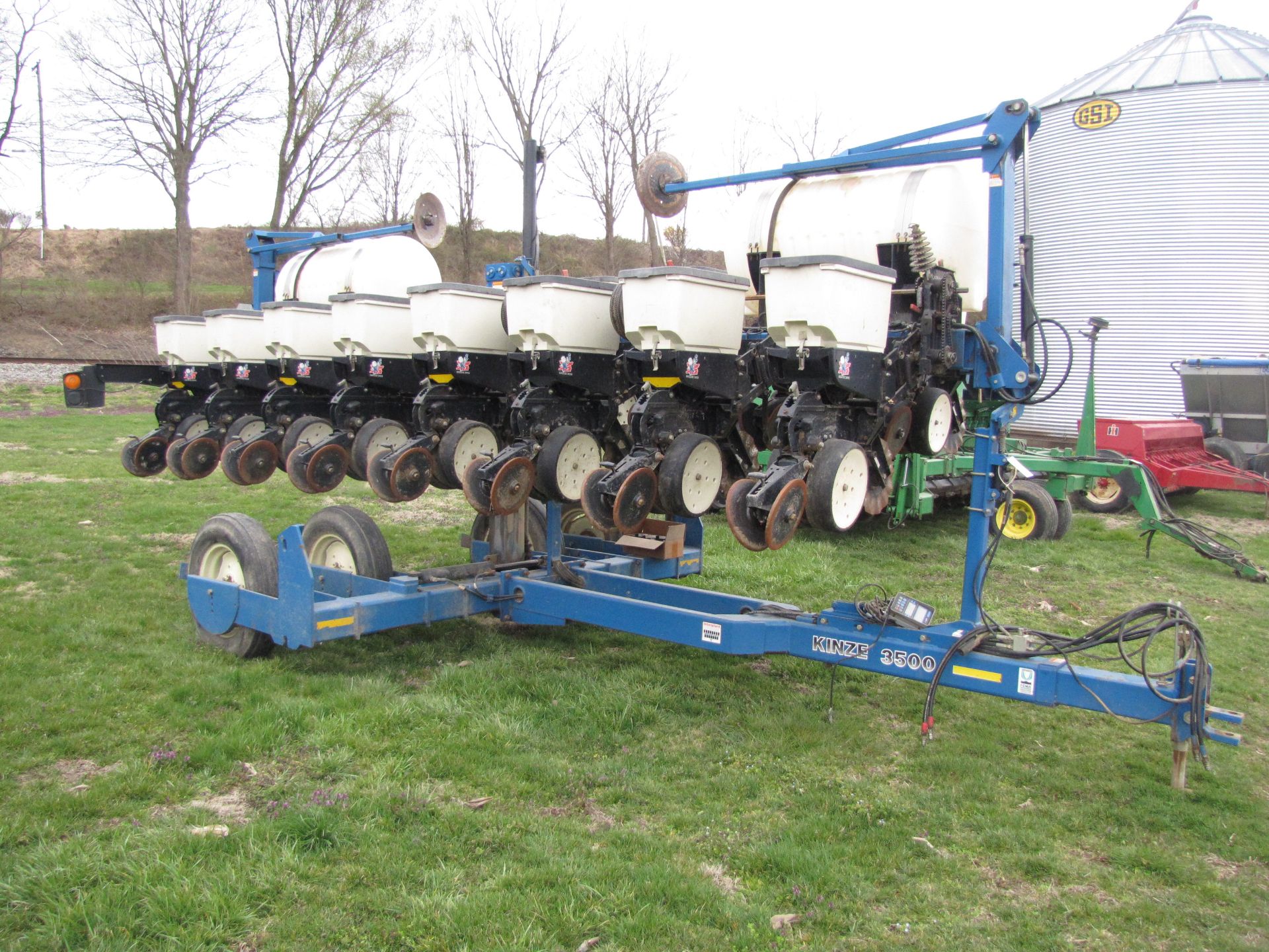 Kinze 3500 8/15 row planter