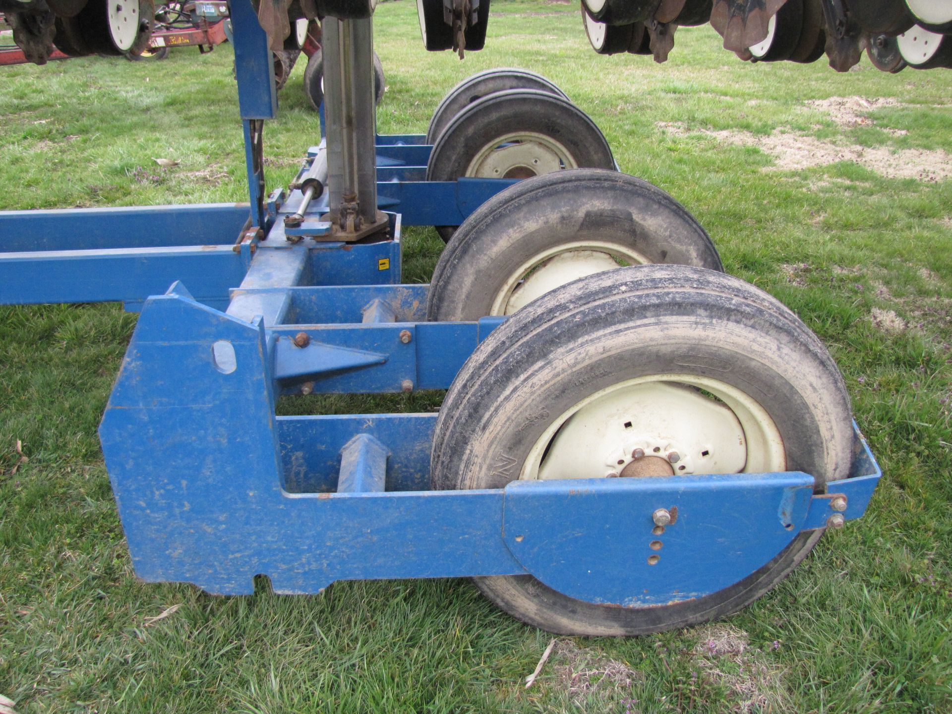 Kinze 3500 8/15 row planter - Image 20 of 38